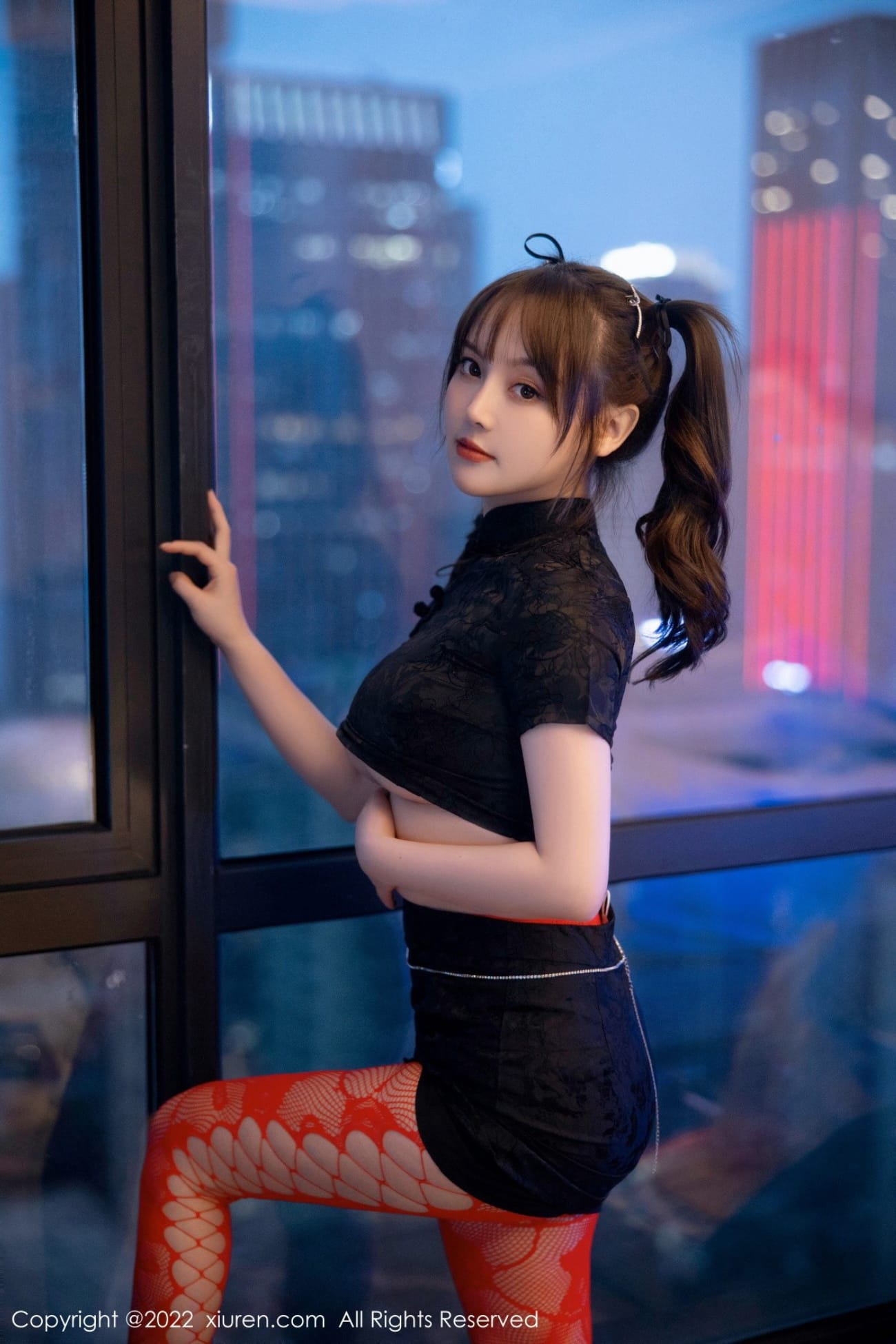 秀人网美女模特豆瓣酱短款旗袍搭配红色网格丝袜性感写真