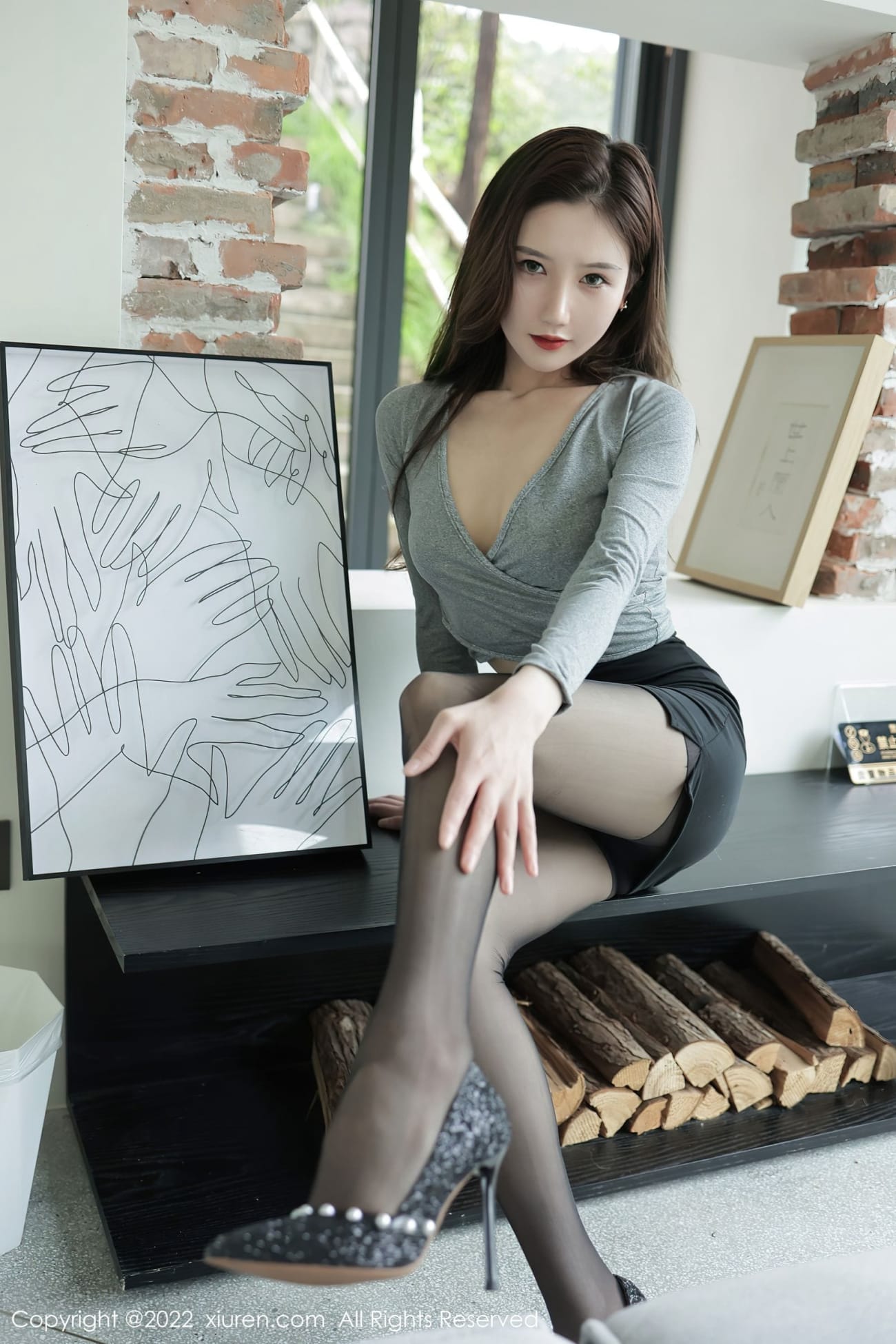 秀人网新人模特古月小同学灰色上衣搭配黑色短裙酒店写真