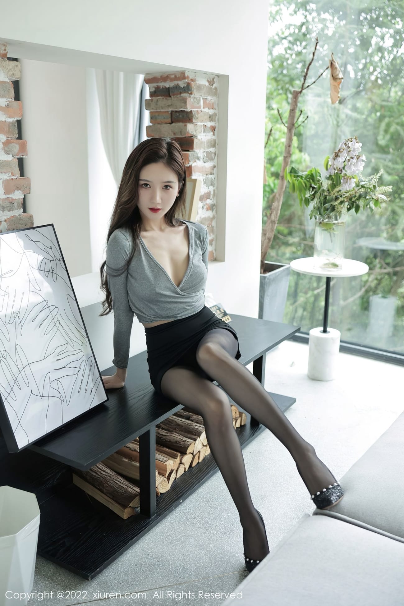 秀人网新人模特古月小同学灰色上衣搭配黑色短裙酒店写真