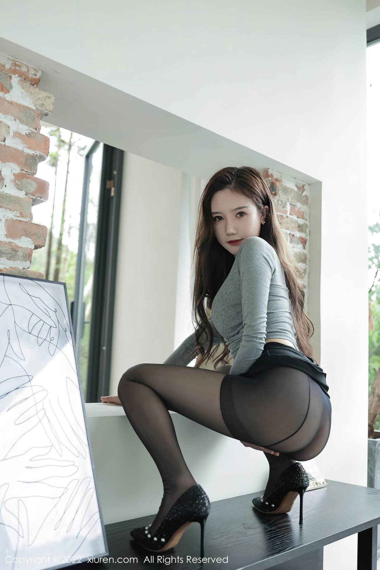 秀人网新人模特古月小同学灰色上衣搭配黑色短裙酒店写真