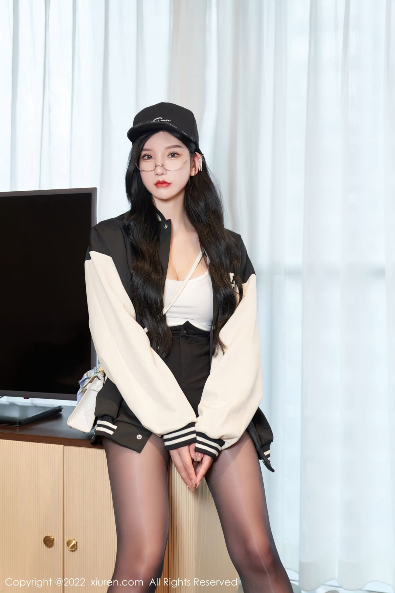 秀人网性感女神周于希Sally简约棒球服外衣黑色短裤心愿旅拍