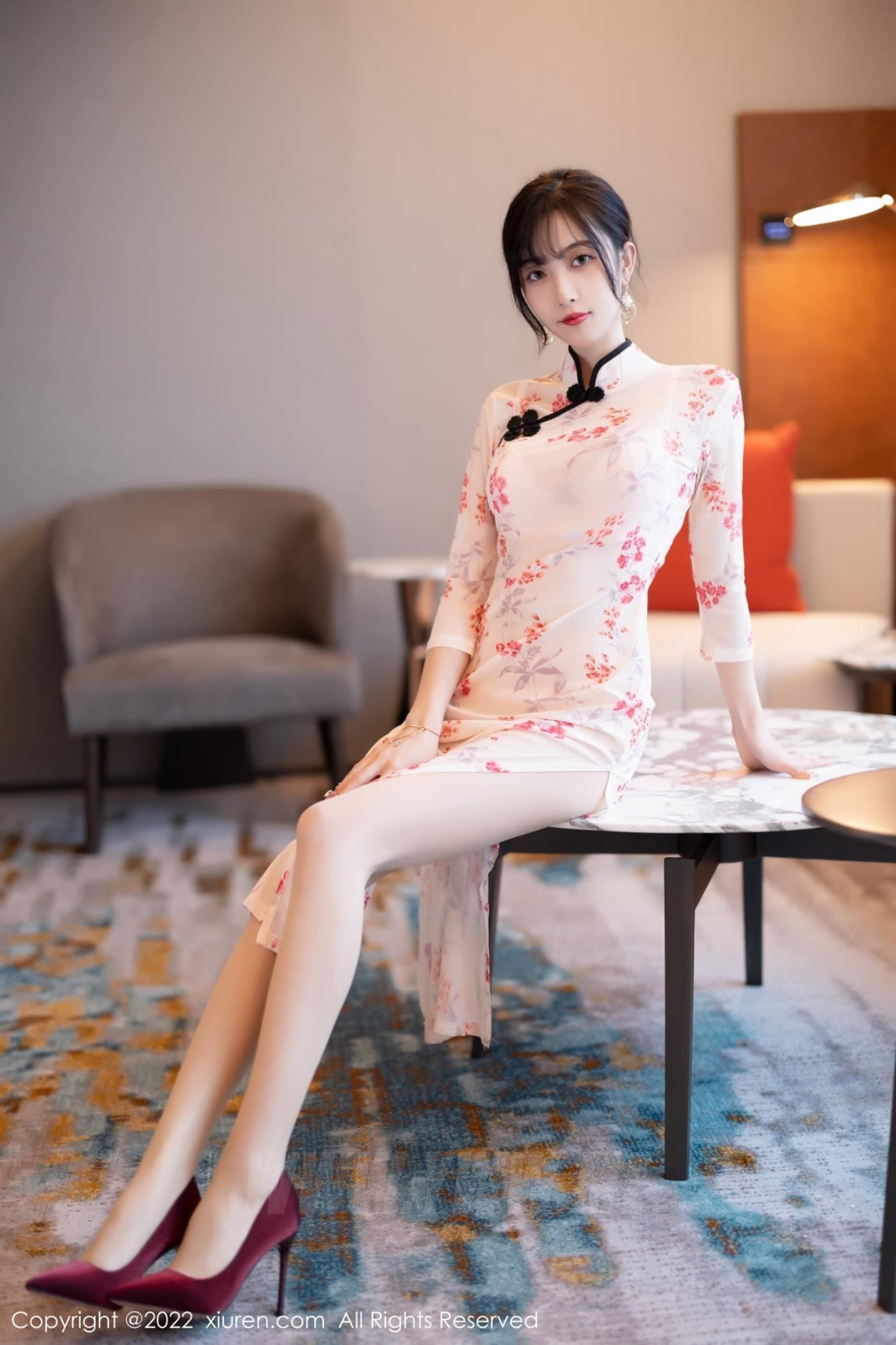 秀人网美女模特林星阑白色红花旗袍搭配原色丝袜厦门旅拍