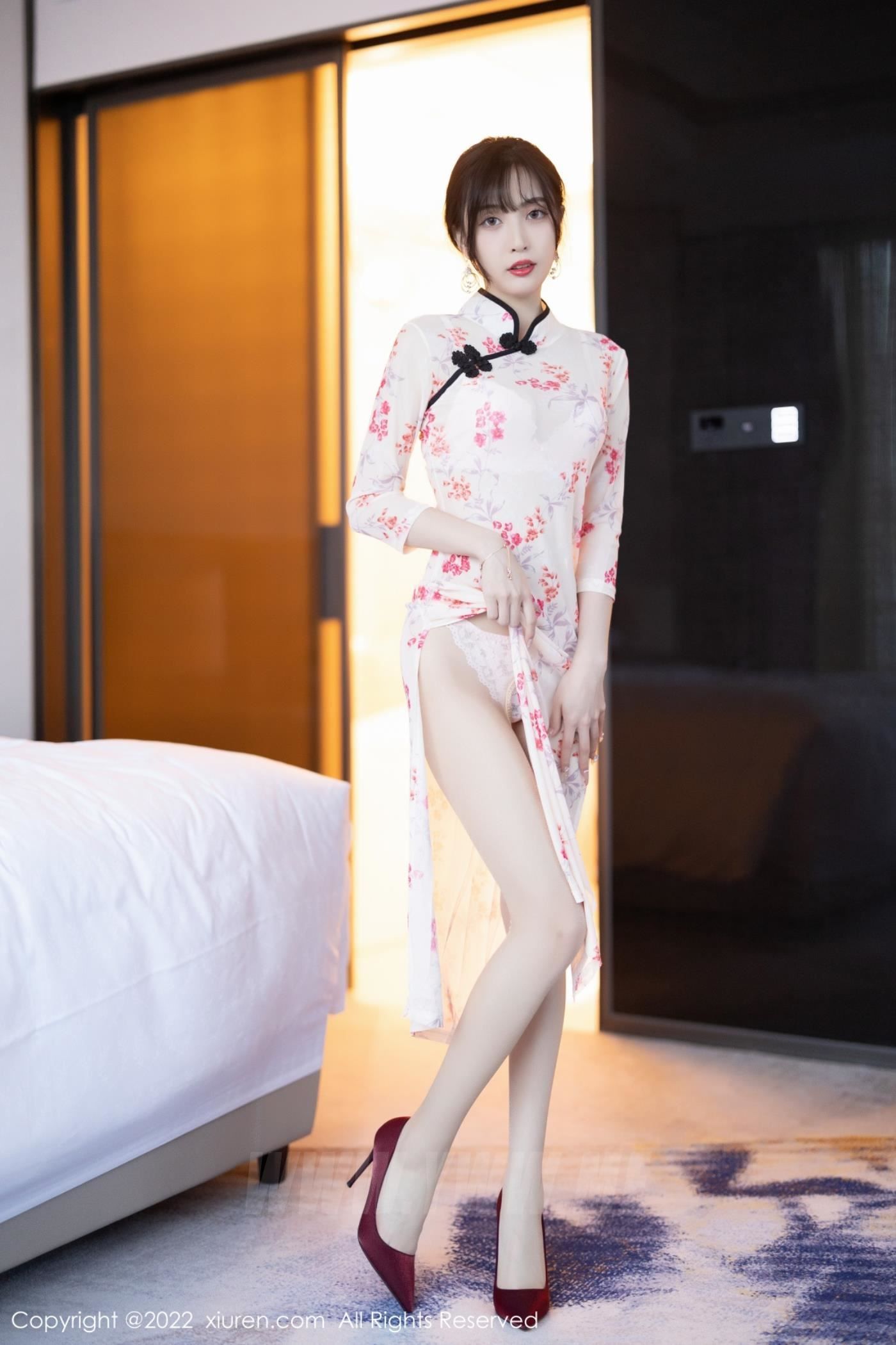 秀人网美女模特林星阑白色红花旗袍搭配原色丝袜厦门旅拍