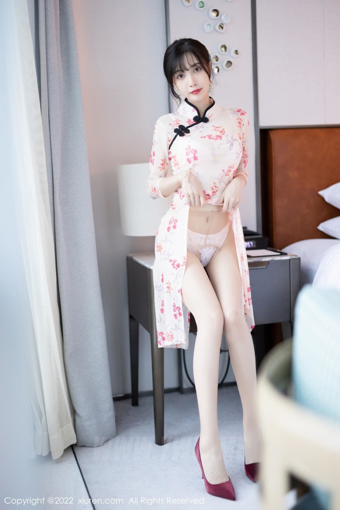 秀人网美女模特林星阑白色红花旗袍搭配原色丝袜厦门旅拍