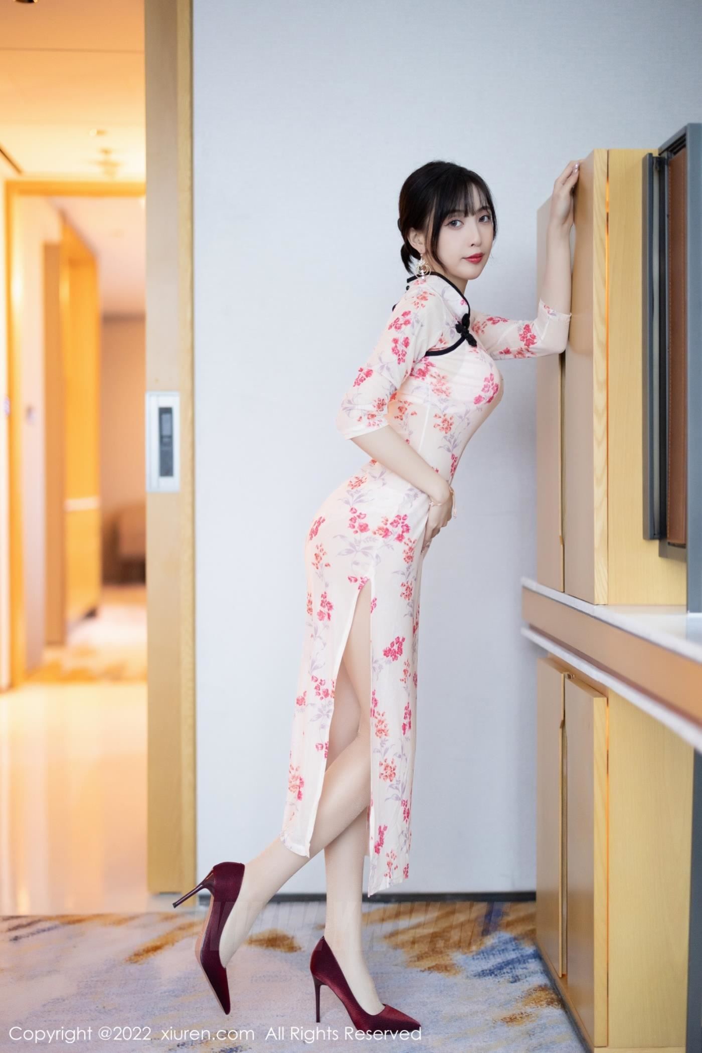 秀人网美女模特林星阑白色红花旗袍搭配原色丝袜厦门旅拍