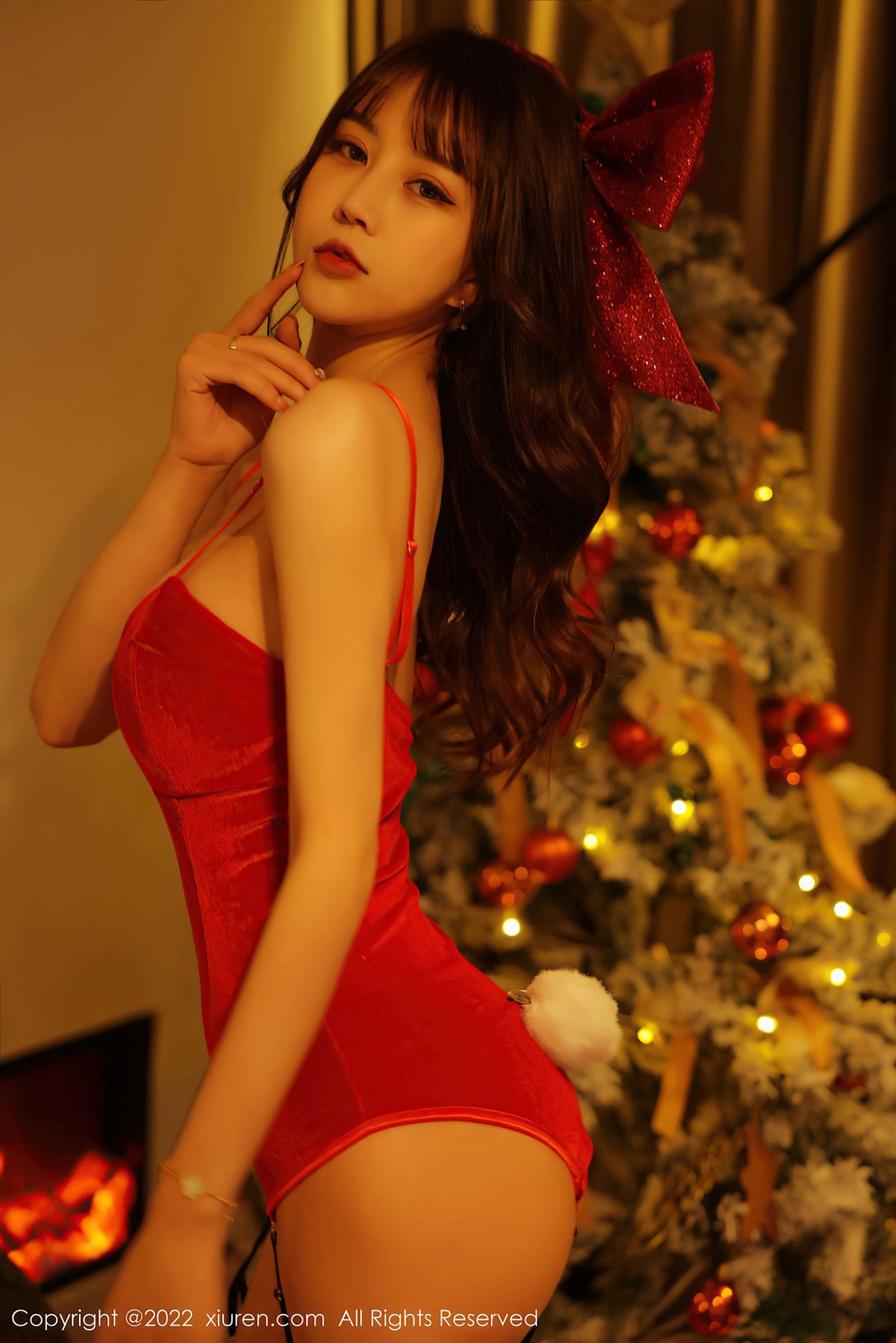 秀人网新人模特tina_甜仔红色吊带搭配原色丝袜诱人写真