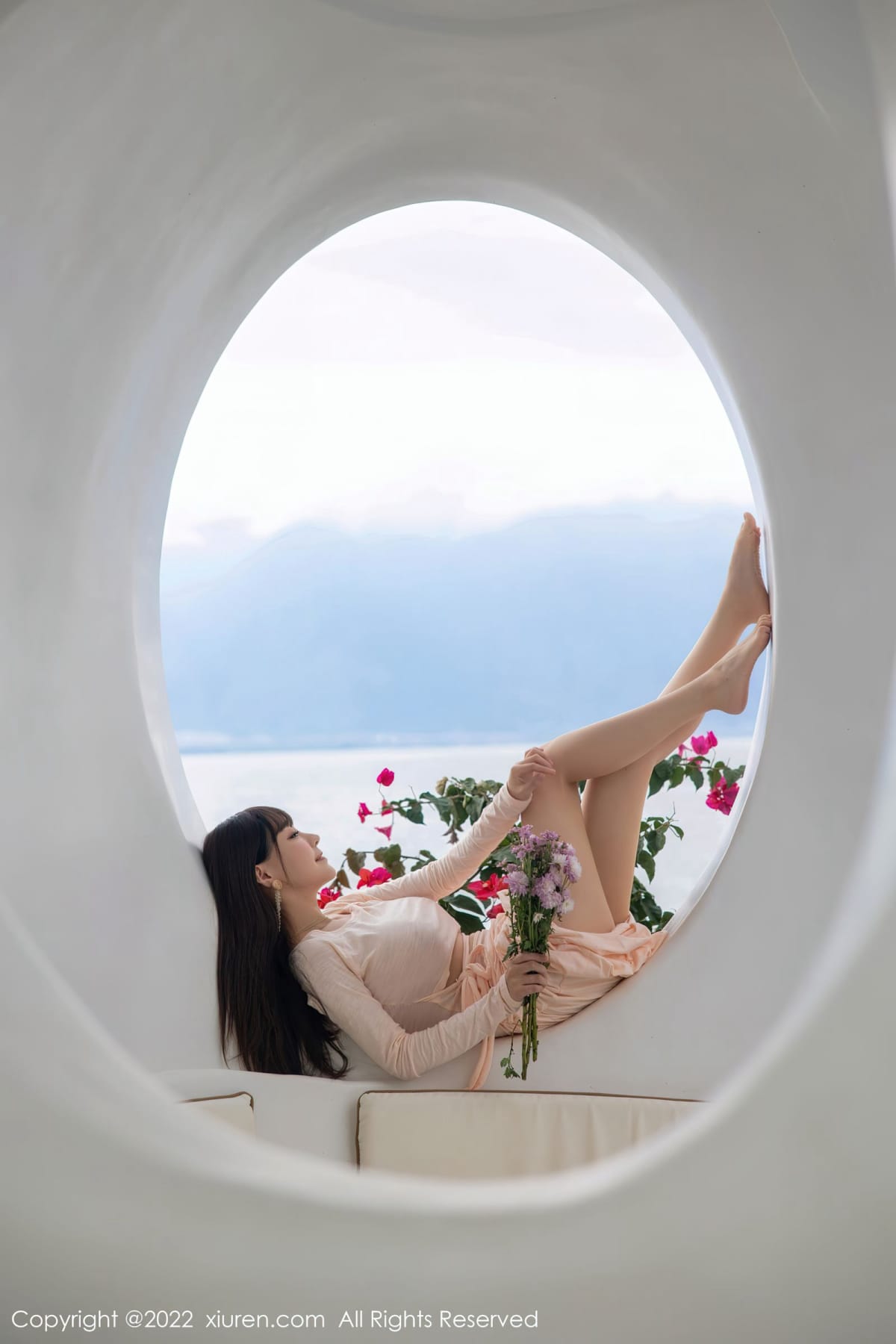 秀人网性感女神Flower朱可儿镂空连衣长裙原色丝袜大理旅拍