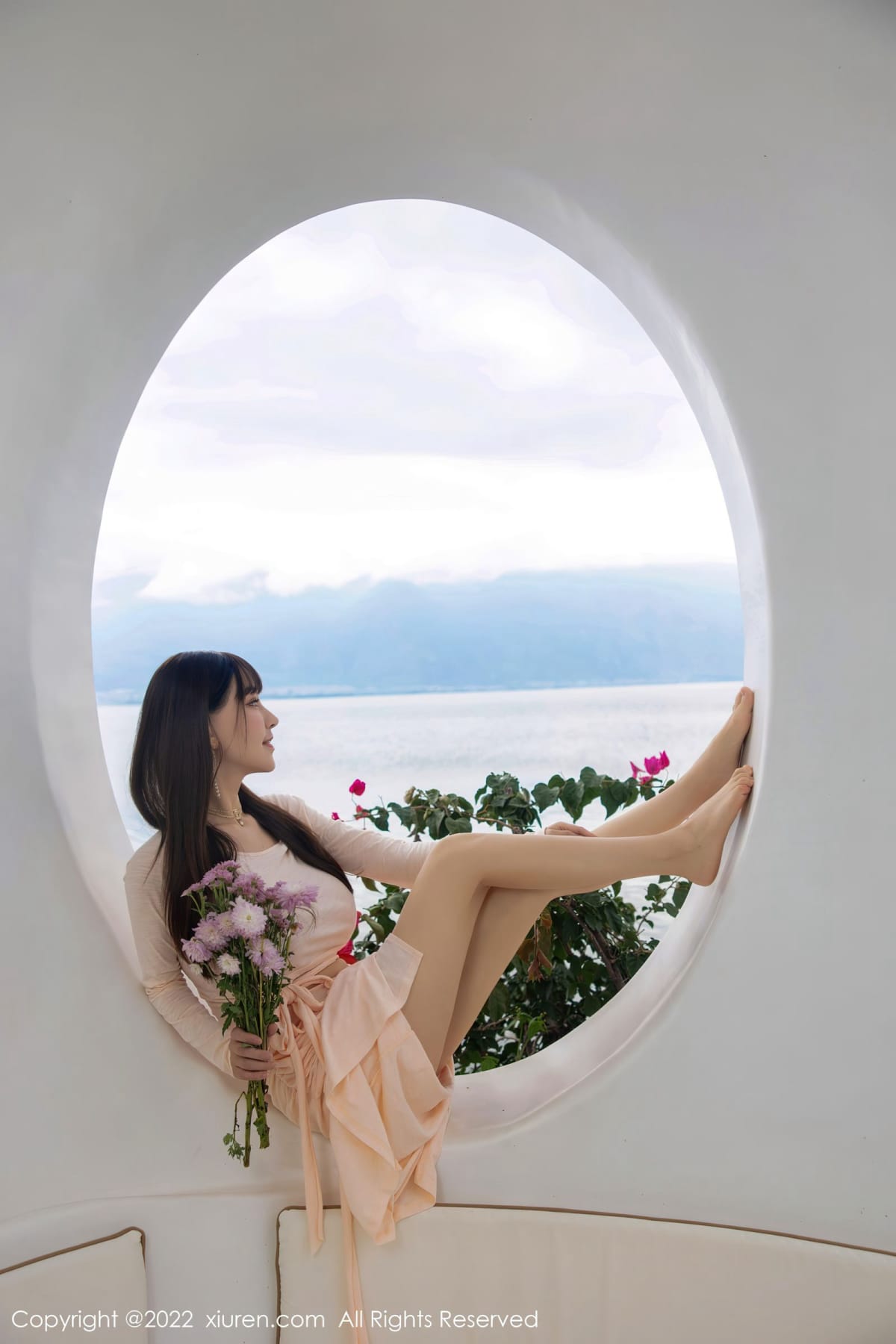 秀人网性感女神Flower朱可儿镂空连衣长裙原色丝袜大理旅拍