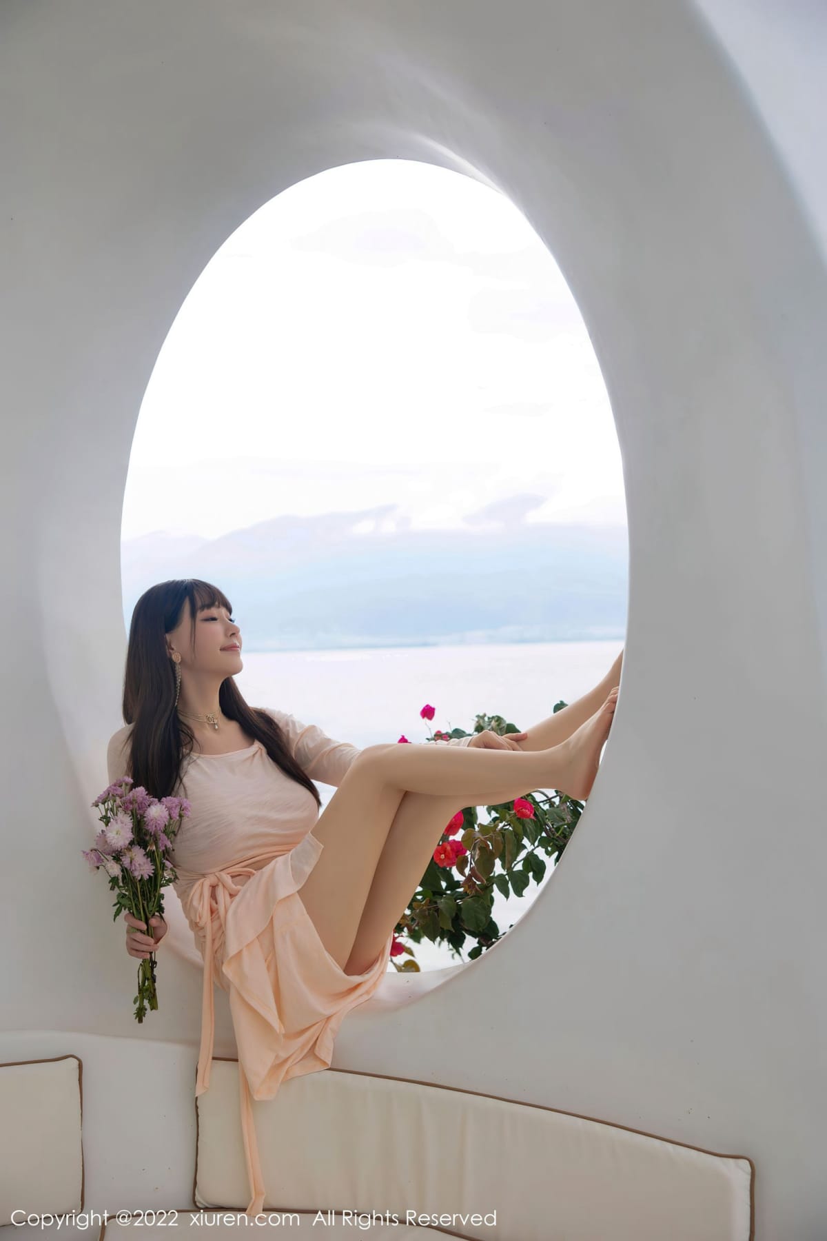 秀人网性感女神Flower朱可儿镂空连衣长裙原色丝袜大理旅拍