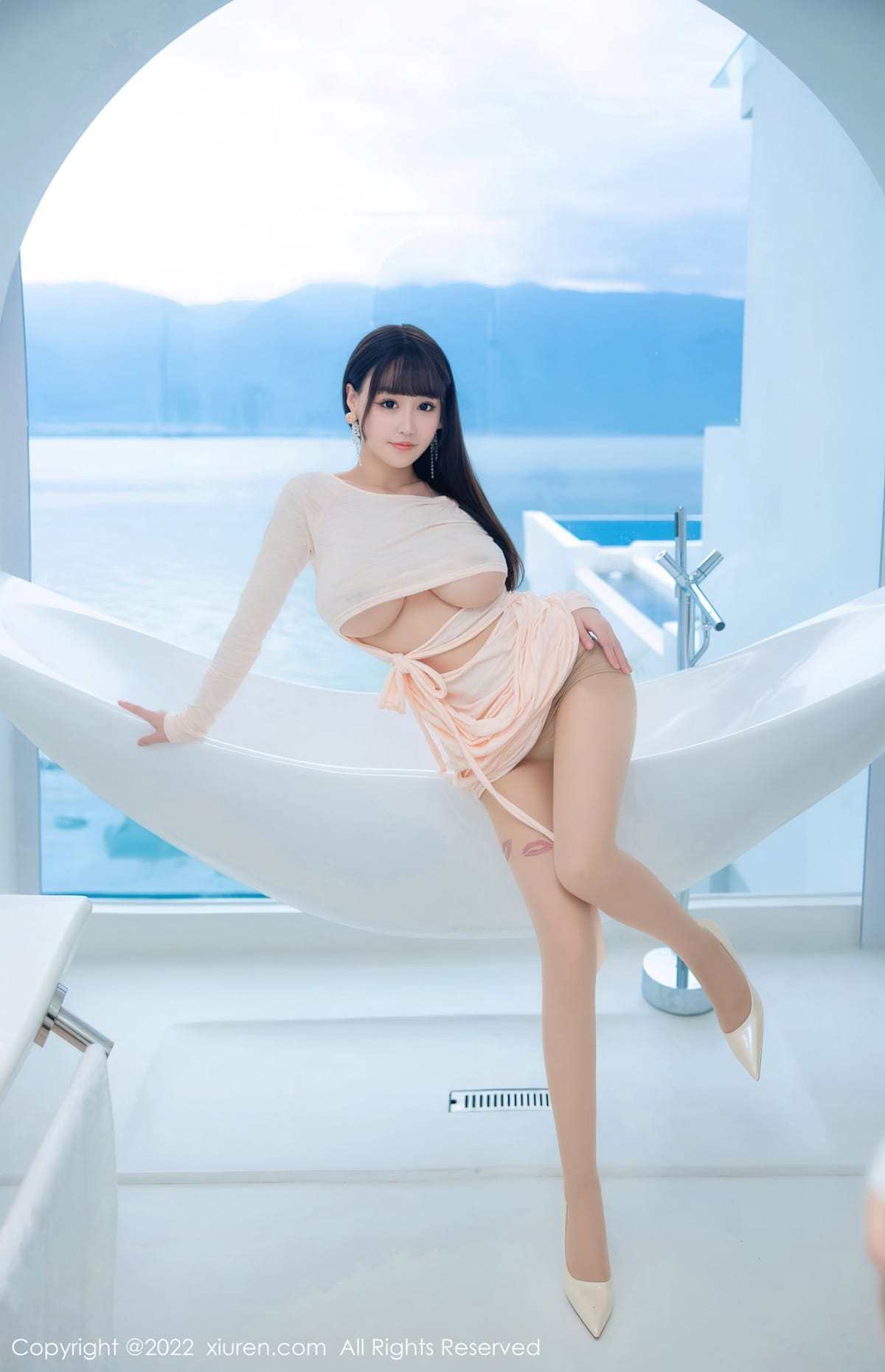 秀人网性感女神Flower朱可儿镂空连衣长裙原色丝袜大理旅拍