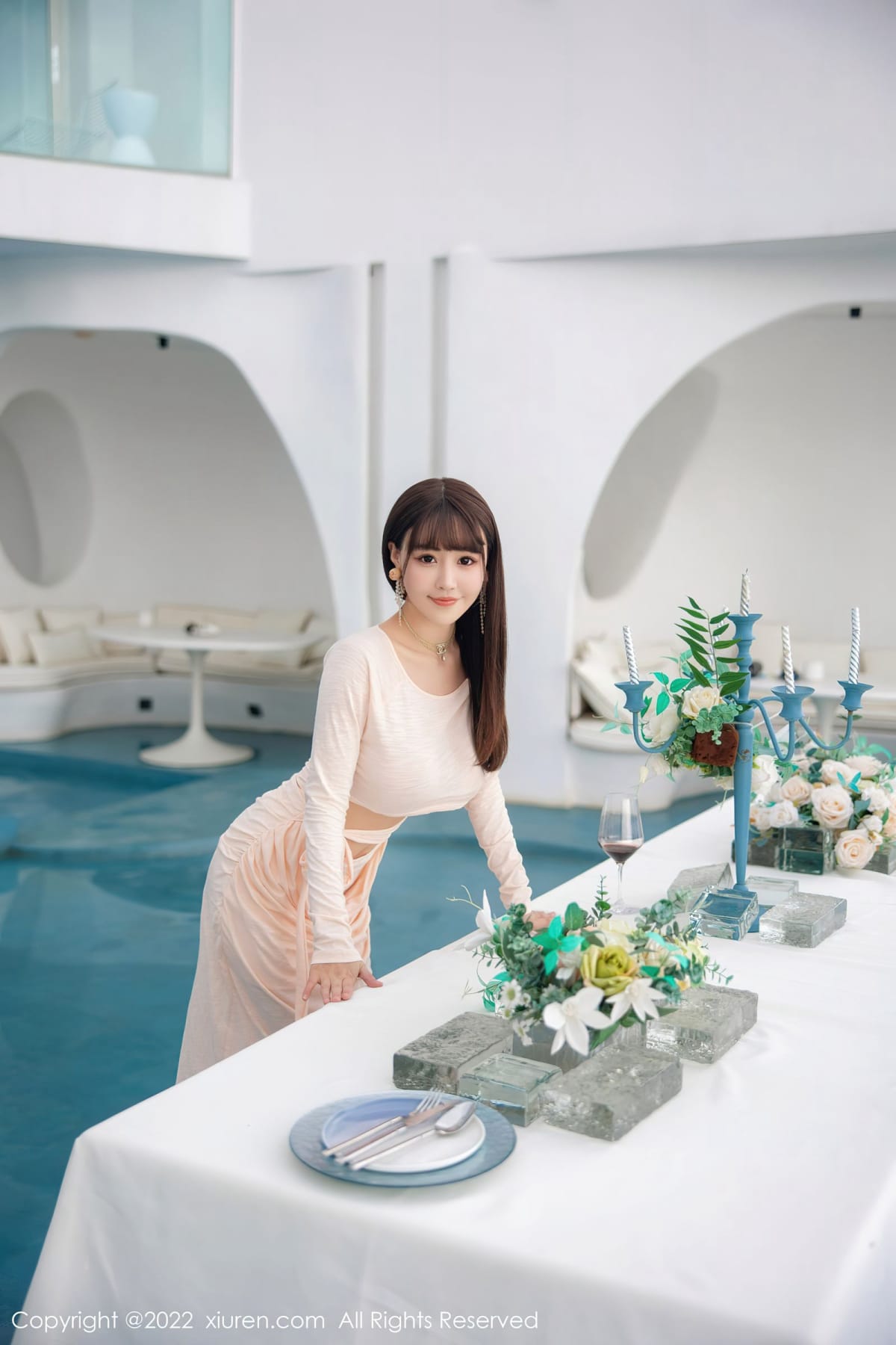 秀人网性感女神Flower朱可儿镂空连衣长裙原色丝袜大理旅拍