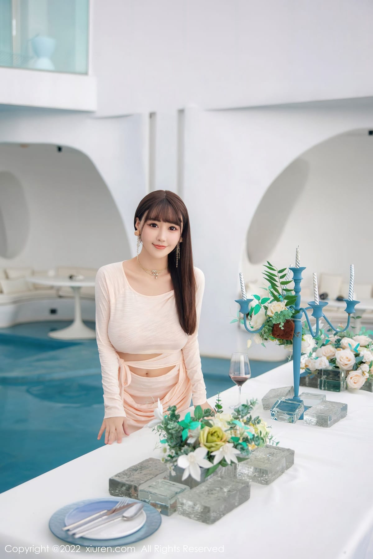 秀人网性感女神Flower朱可儿镂空连衣长裙原色丝袜大理旅拍