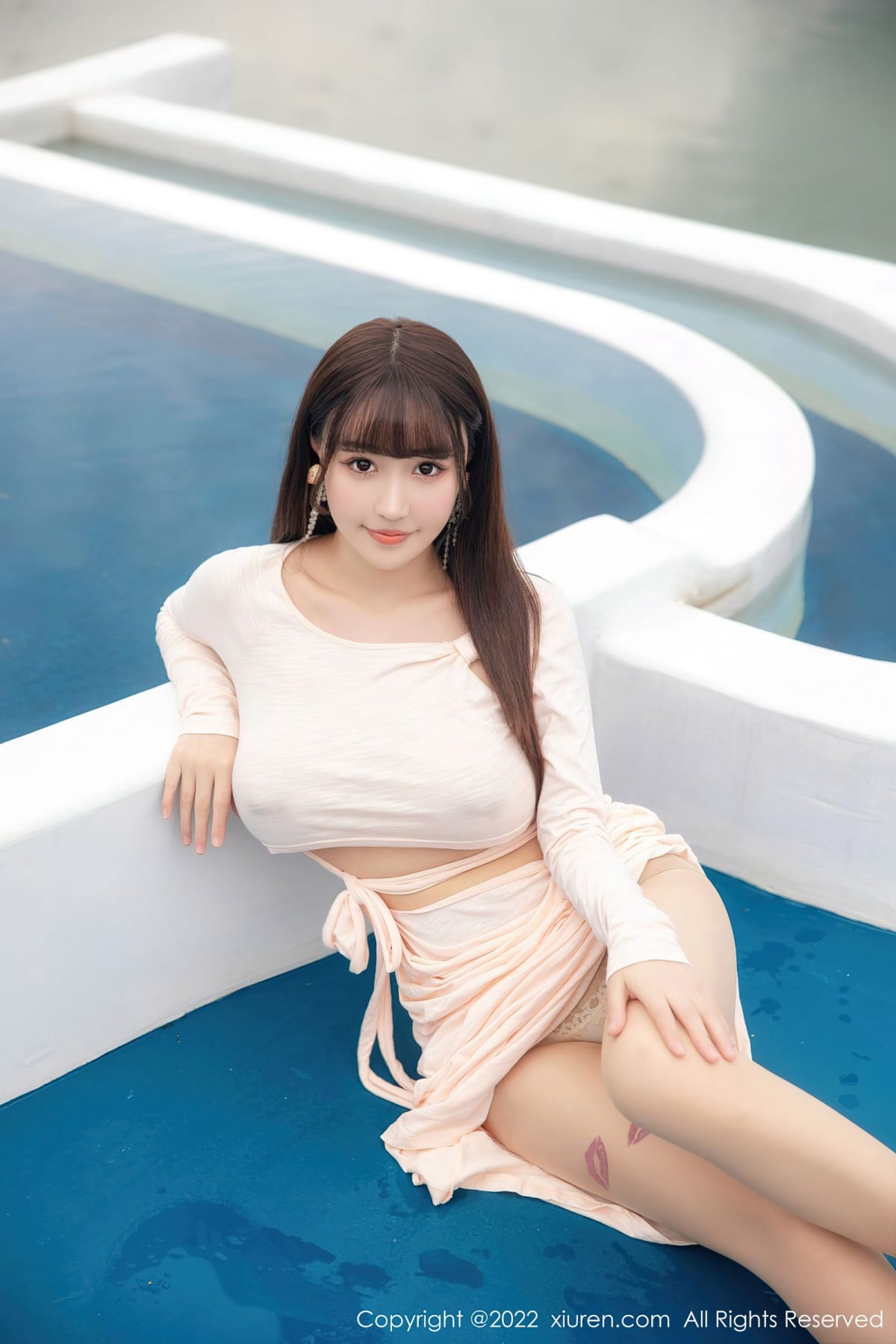 秀人网性感女神Flower朱可儿镂空连衣长裙原色丝袜大理旅拍