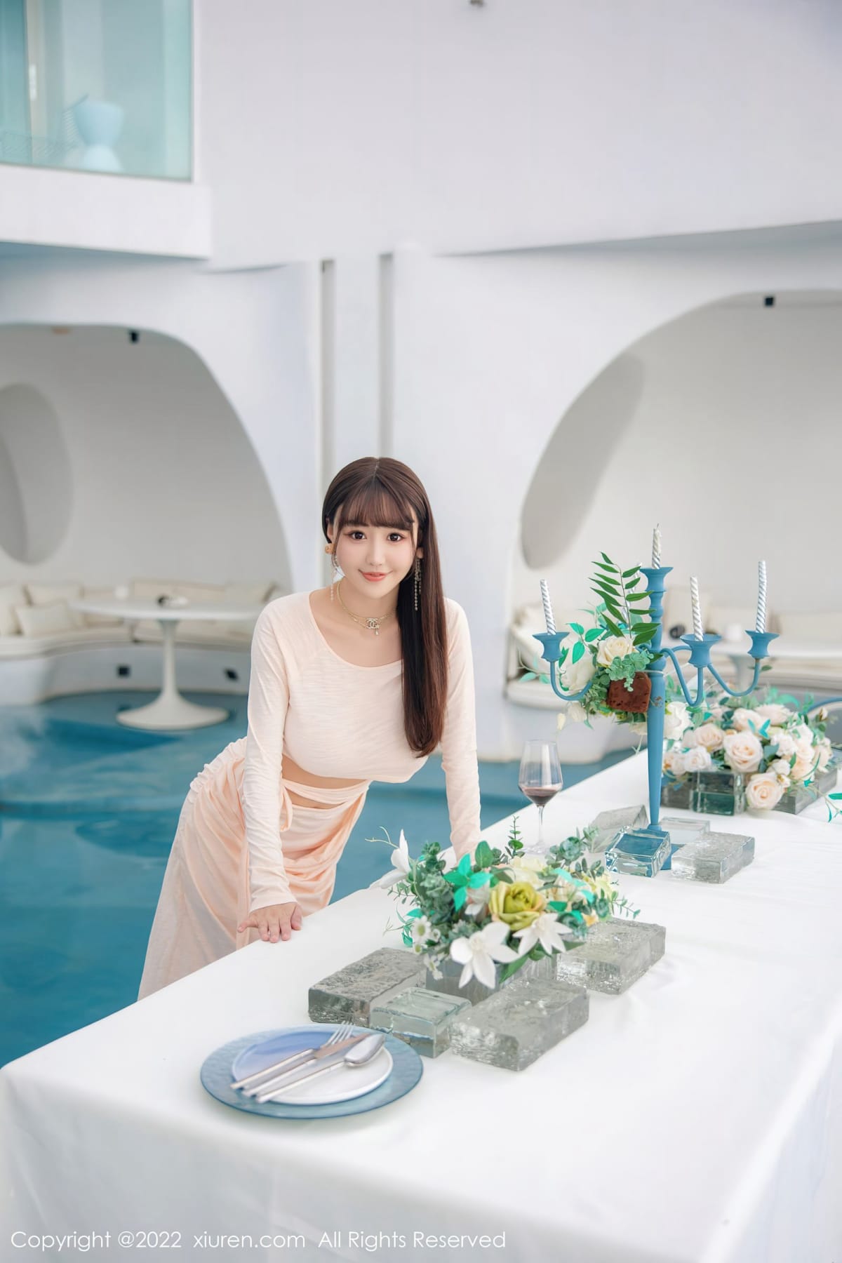 秀人网性感女神Flower朱可儿镂空连衣长裙原色丝袜大理旅拍