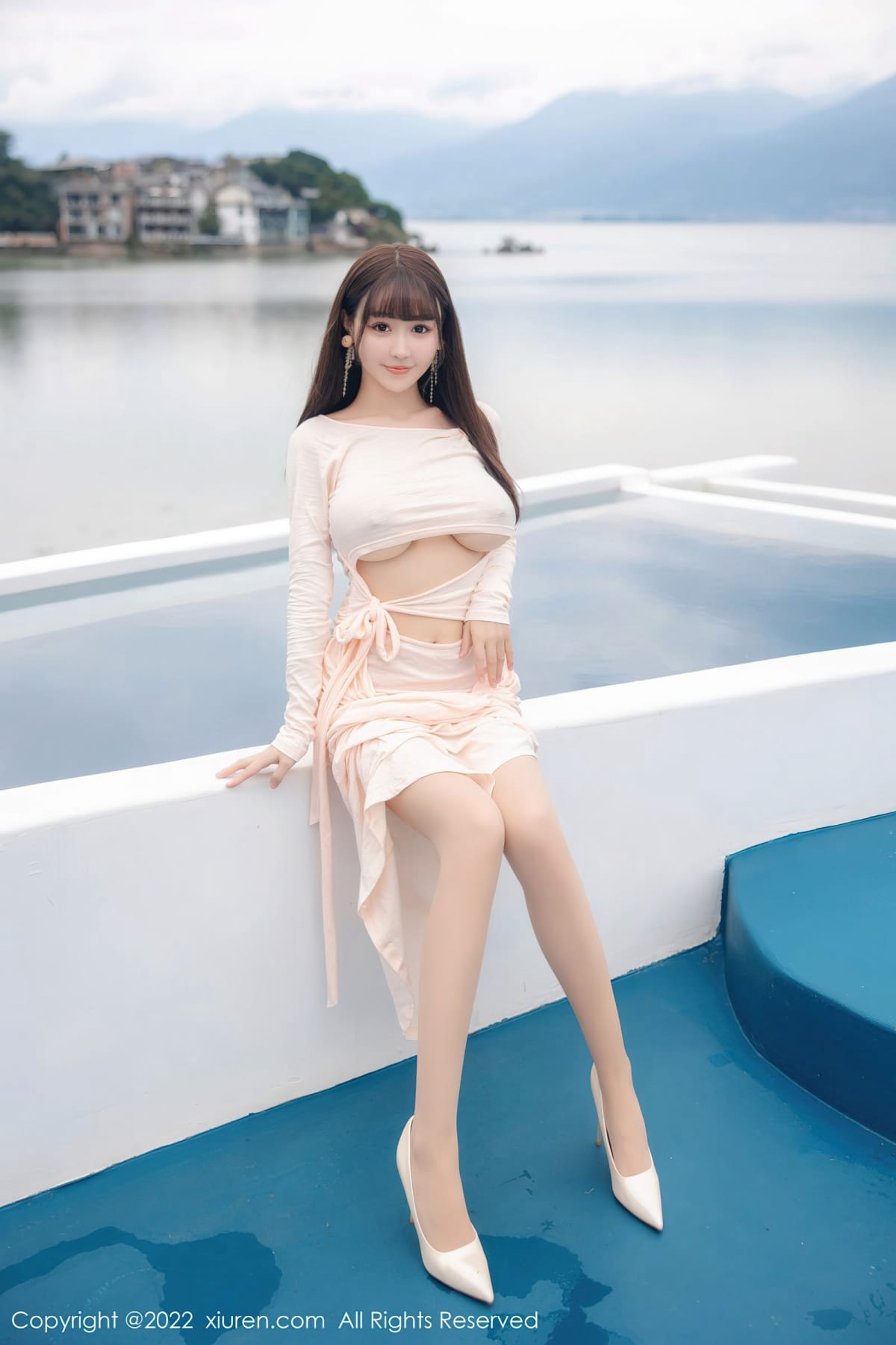 秀人网性感女神Flower朱可儿镂空连衣长裙原色丝袜大理旅拍