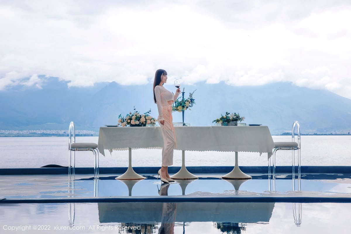 秀人网性感女神Flower朱可儿镂空连衣长裙原色丝袜大理旅拍