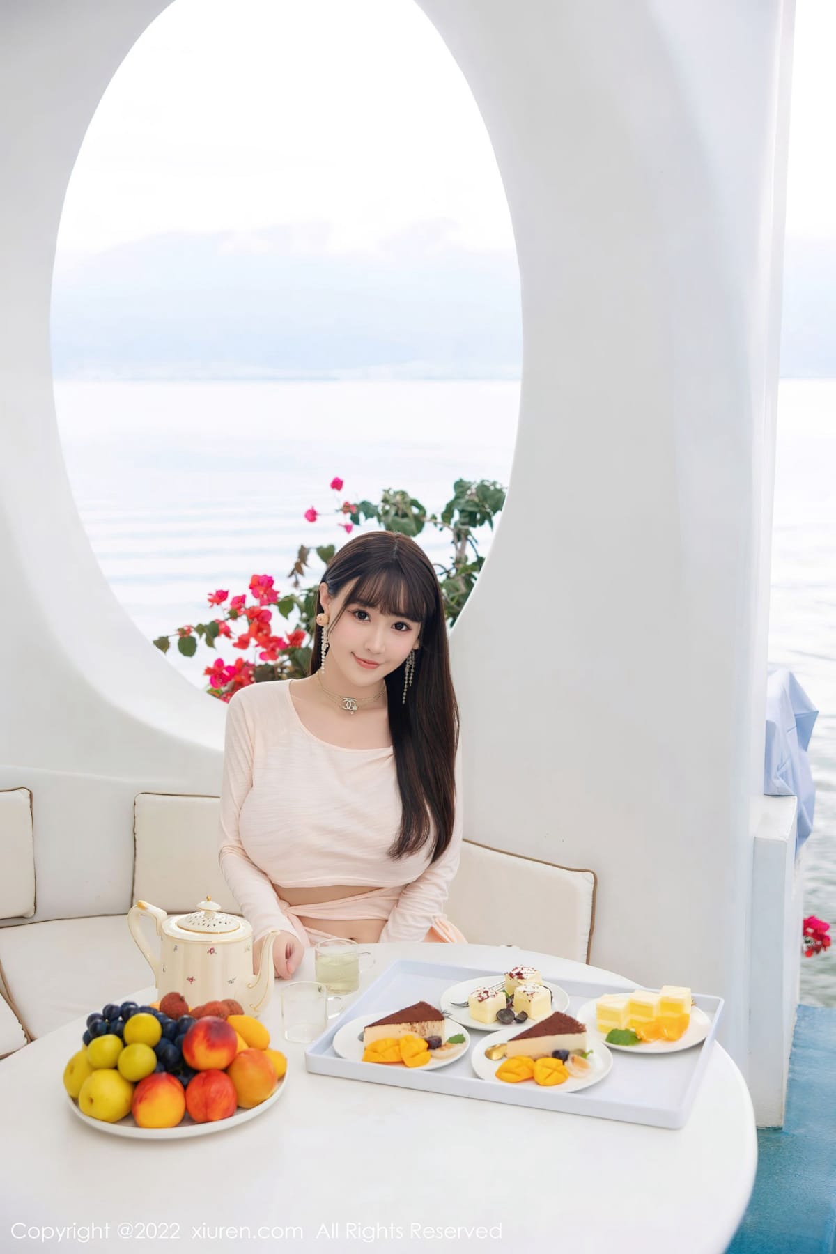 秀人网性感女神Flower朱可儿镂空连衣长裙原色丝袜大理旅拍