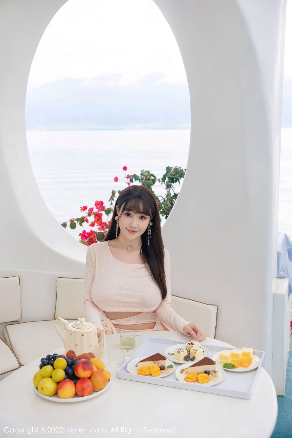 秀人网性感女神Flower朱可儿镂空连衣长裙原色丝袜大理旅拍