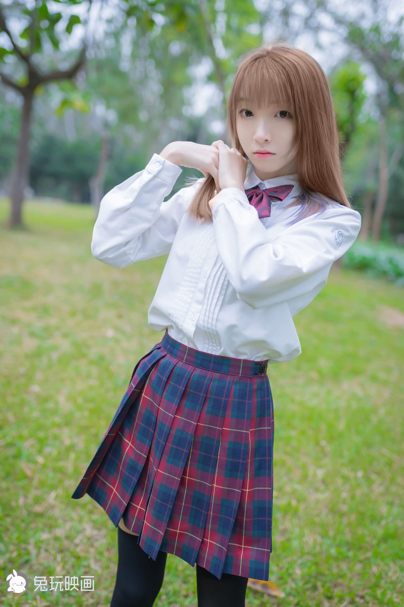 兔玩映画清纯萝莉JK制服搭配诱人黑丝系列户外绿草坪写真