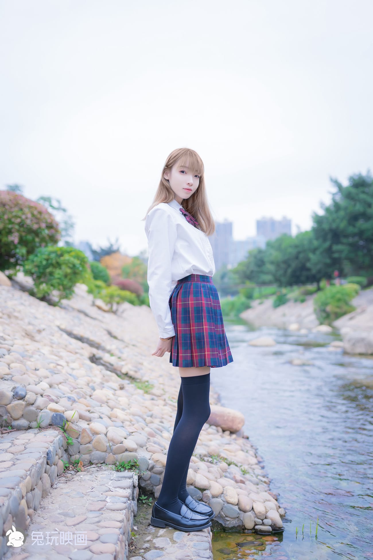 兔玩映画清纯萝莉JK制服搭配诱人黑丝系列户外绿草坪写真