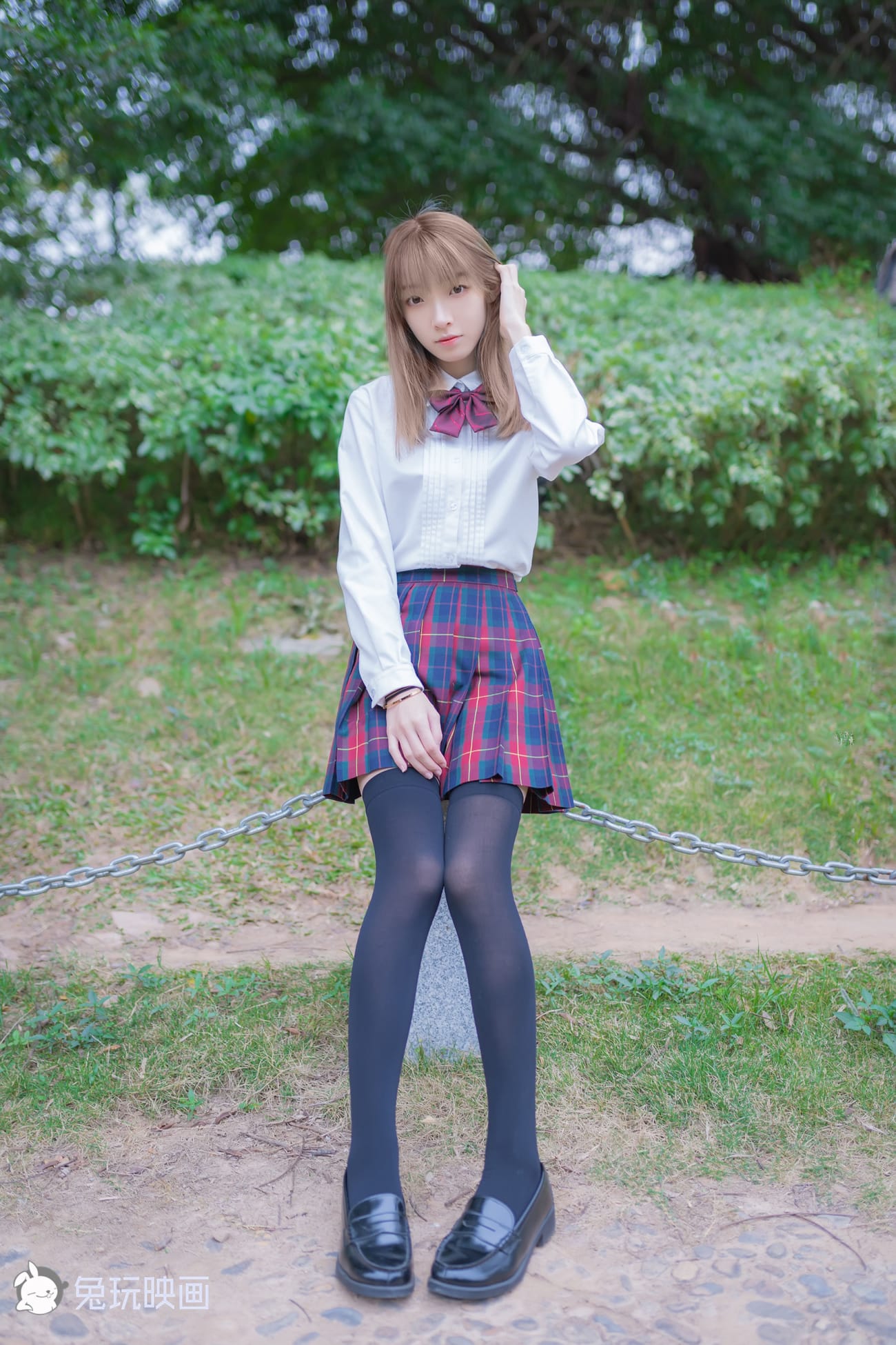 兔玩映画清纯萝莉JK制服搭配诱人黑丝系列户外绿草坪写真