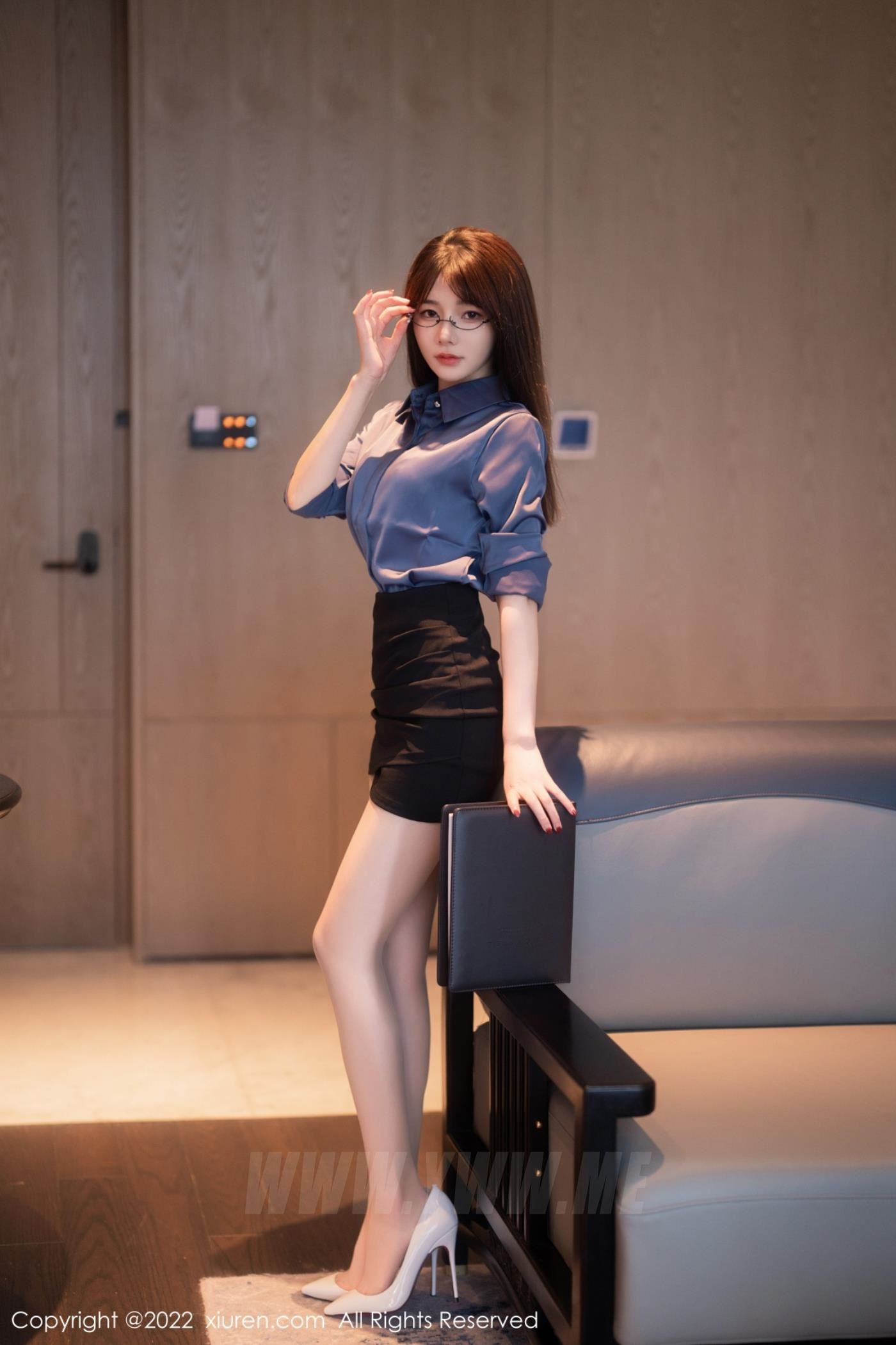 秀人网美女模特婠婠么职场OL女秘书黑丝美腿系列性感写真