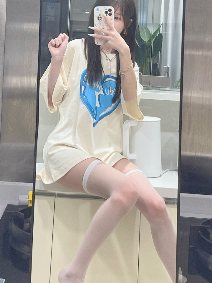 过膝白丝长发美腿超好看小姐姐