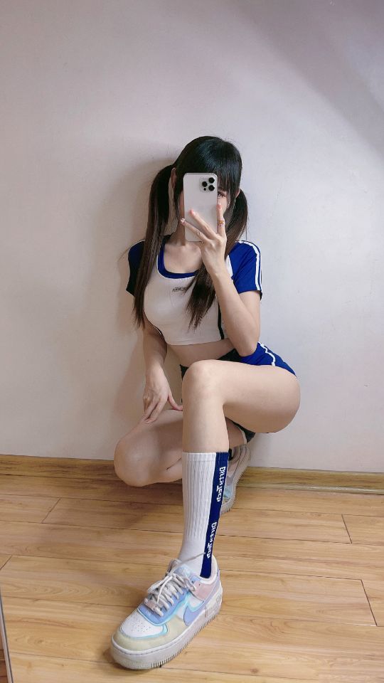 双马尾露脐运动装可爱长袜小姐姐