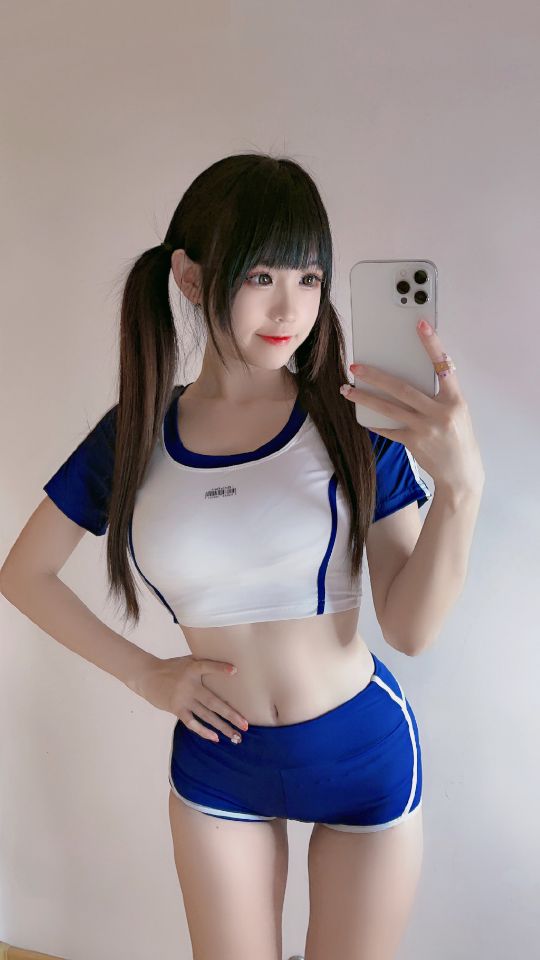 双马尾露脐运动装可爱长袜小姐姐