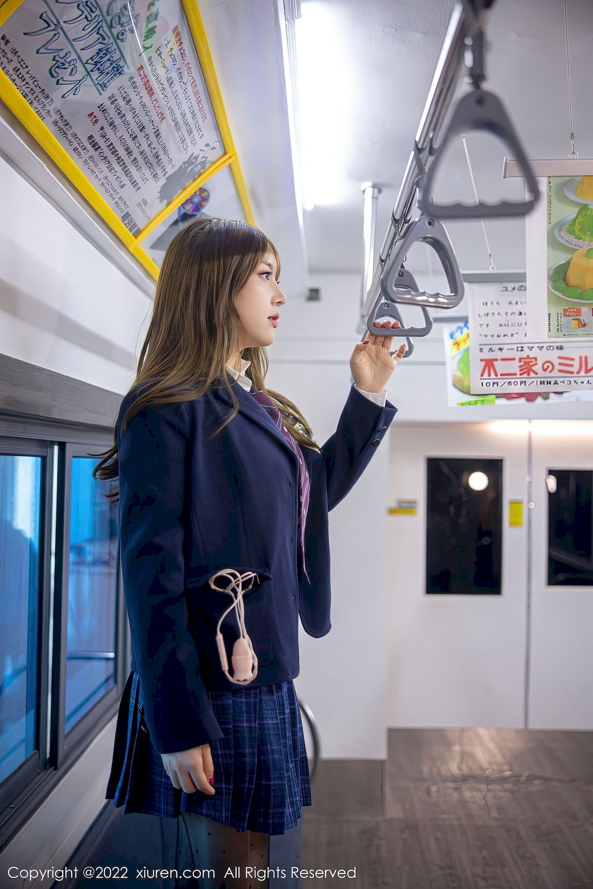 秀人网美女模特豆瓣酱蓝色JK黑丝制服电车场景性感写真