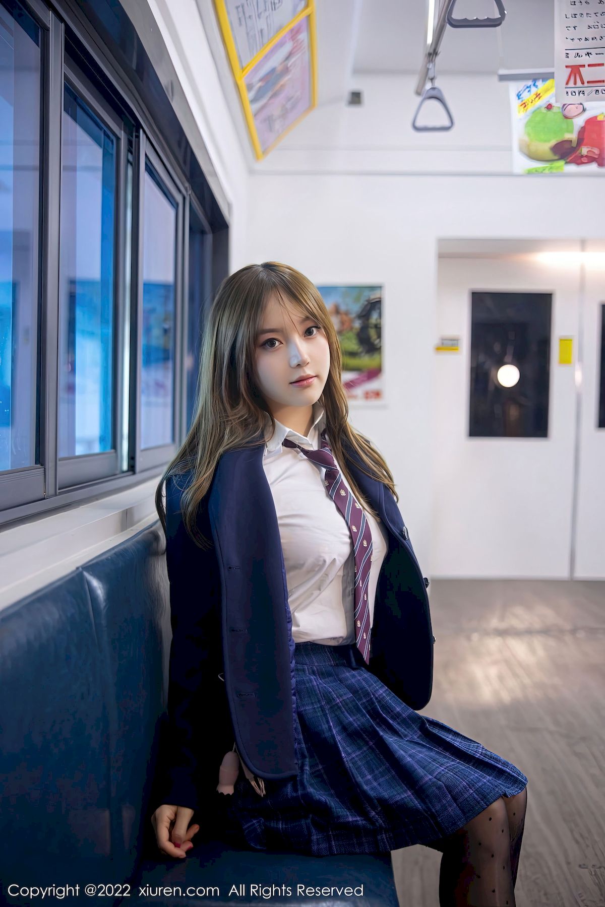 秀人网美女模特豆瓣酱蓝色JK黑丝制服电车场景性感写真