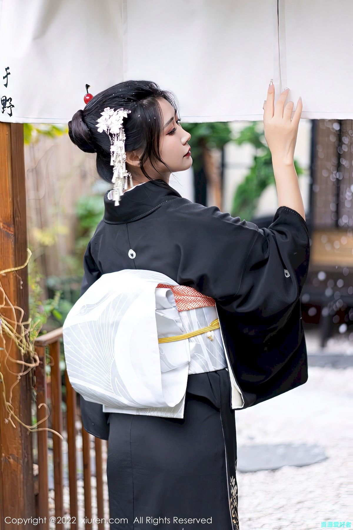 秀人网新人模特laura阿姣深色日式和服娇美姿态性感写真