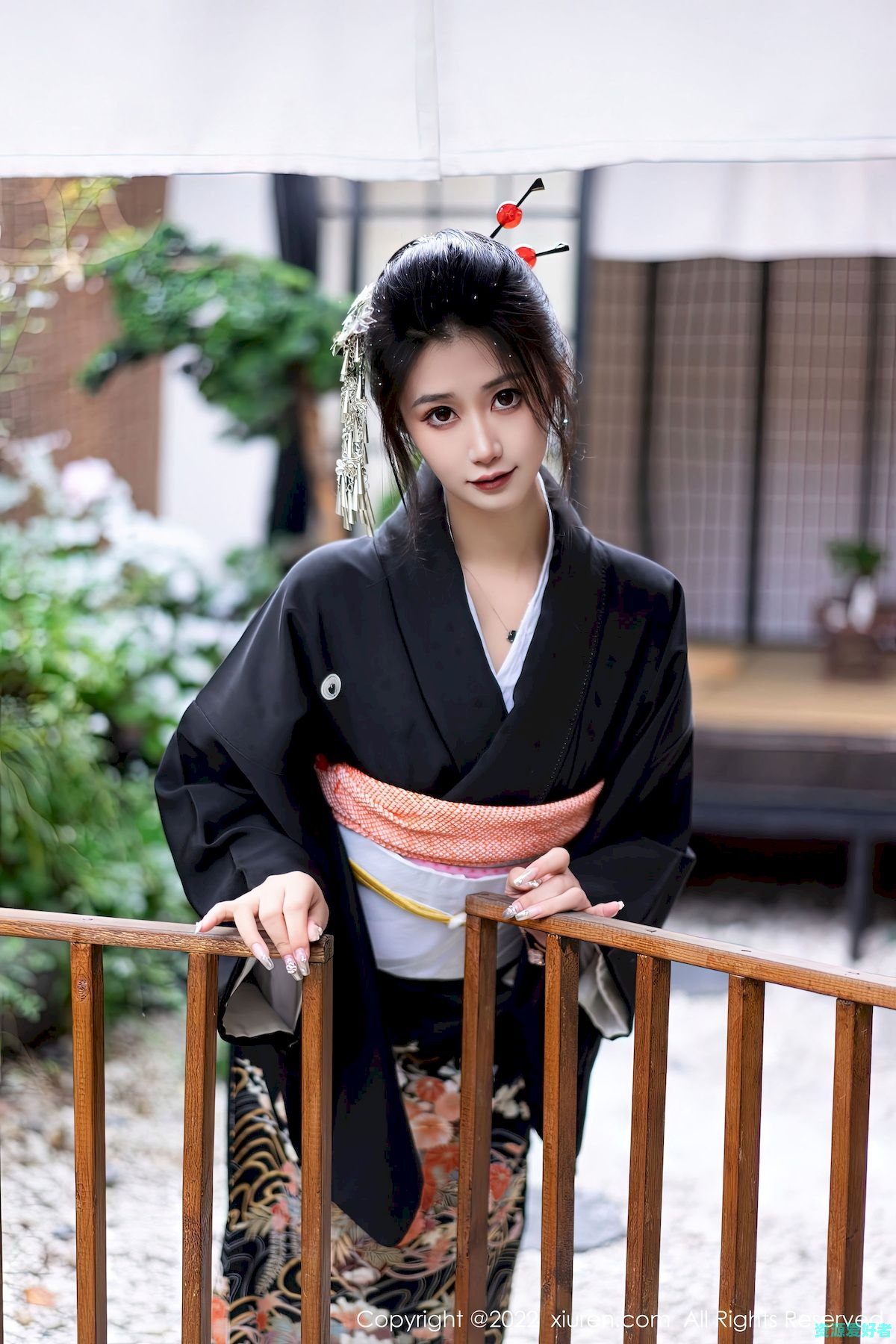 秀人网新人模特laura阿姣深色日式和服娇美姿态性感写真