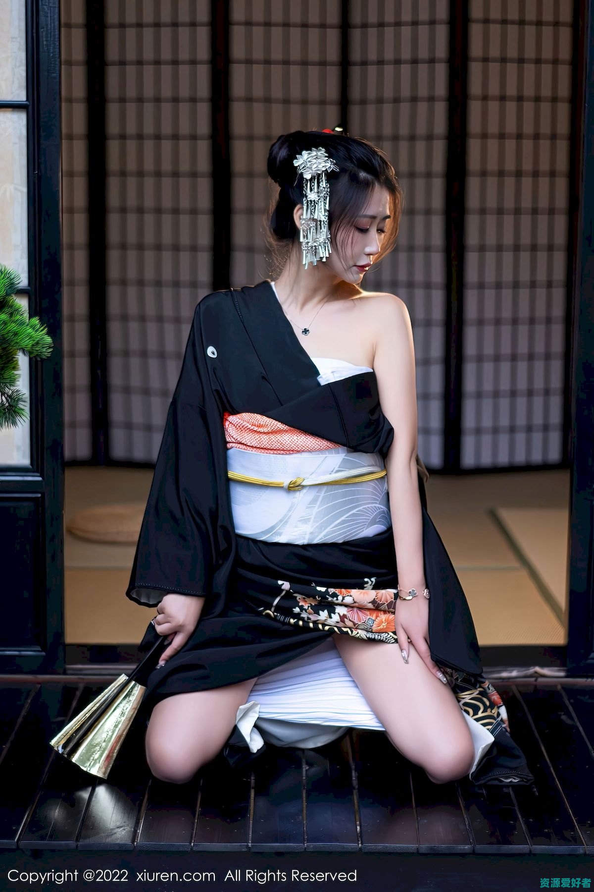 秀人网新人模特laura阿姣深色日式和服娇美姿态性感写真