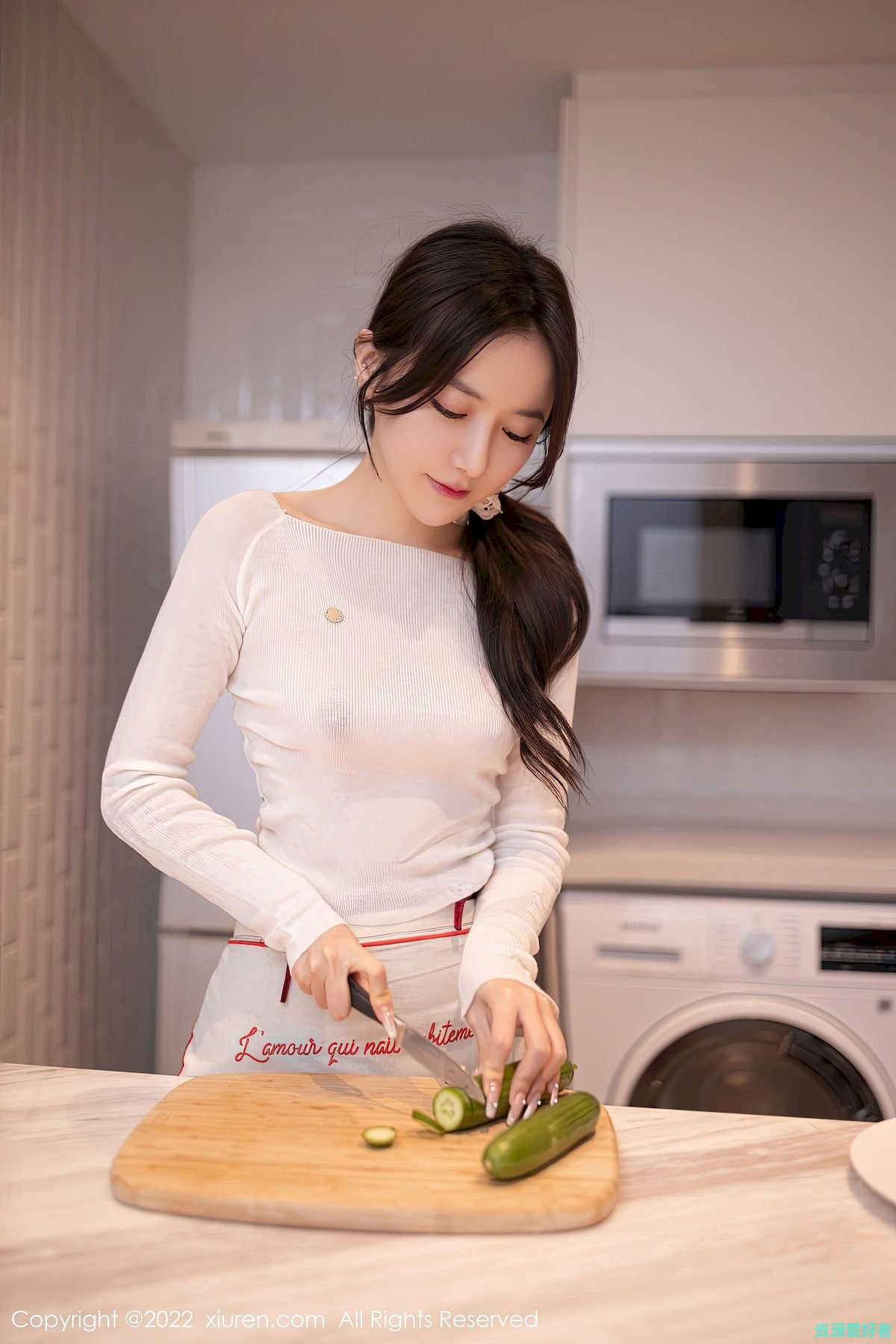 秀人网美女模特鱼子酱Fish白色轻透上衣搭配红色短裙旅拍