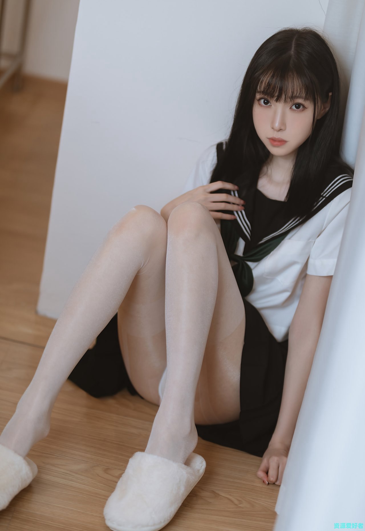 动漫美女许岚学生装白丝裤袜校服露内写真_爱美女