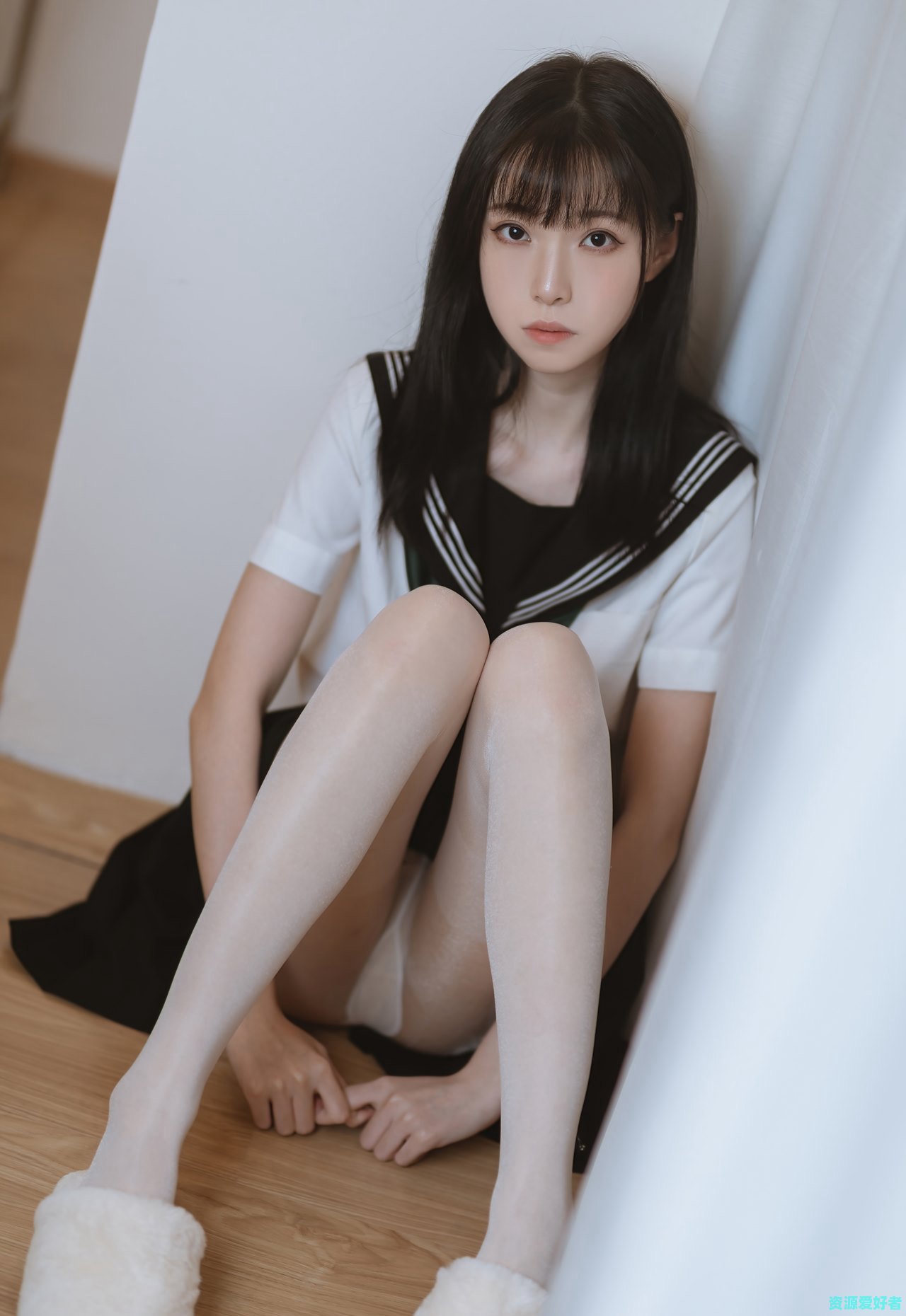 动漫美女许岚学生装白丝裤袜校服露内写真_爱美女