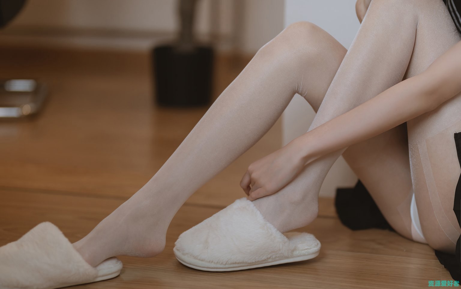 动漫美女许岚学生装白丝裤袜校服露内写真_爱美女