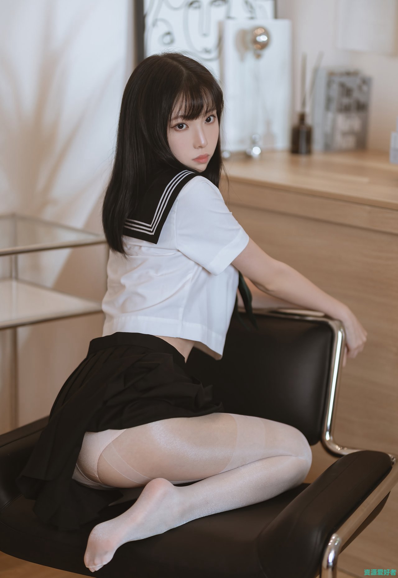 动漫美女许岚学生装白丝裤袜校服露内写真_爱美女