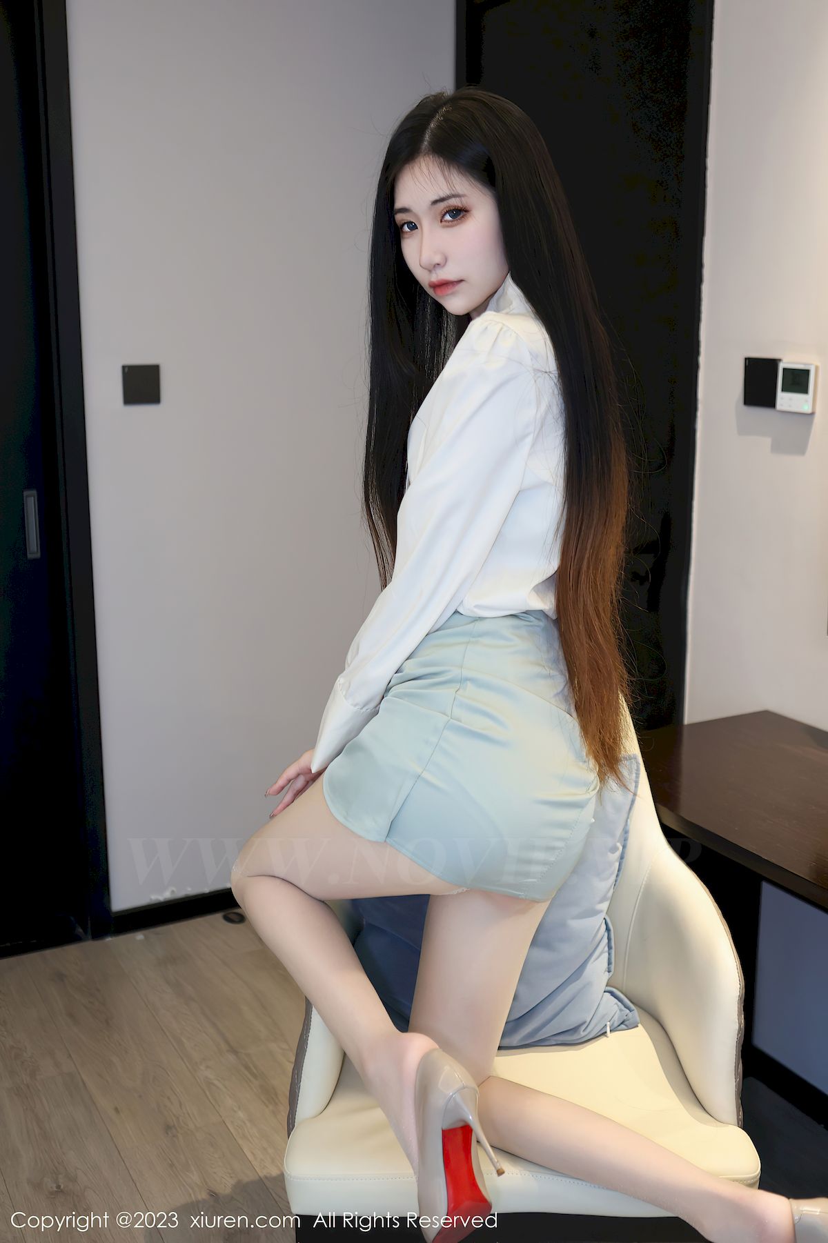 秀人网新人模特依娜Yina浅色上衣搭配灰绿色短裙性感写真