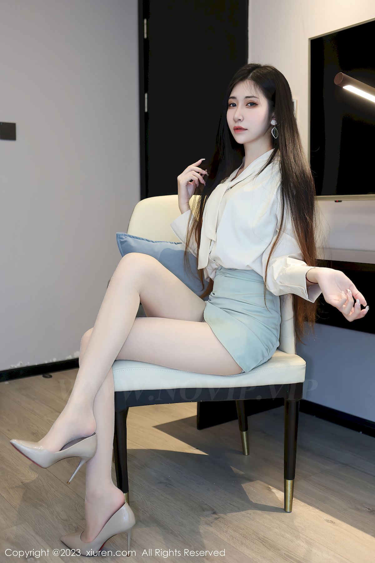 秀人网新人模特依娜Yina浅色上衣搭配灰绿色短裙性感写真