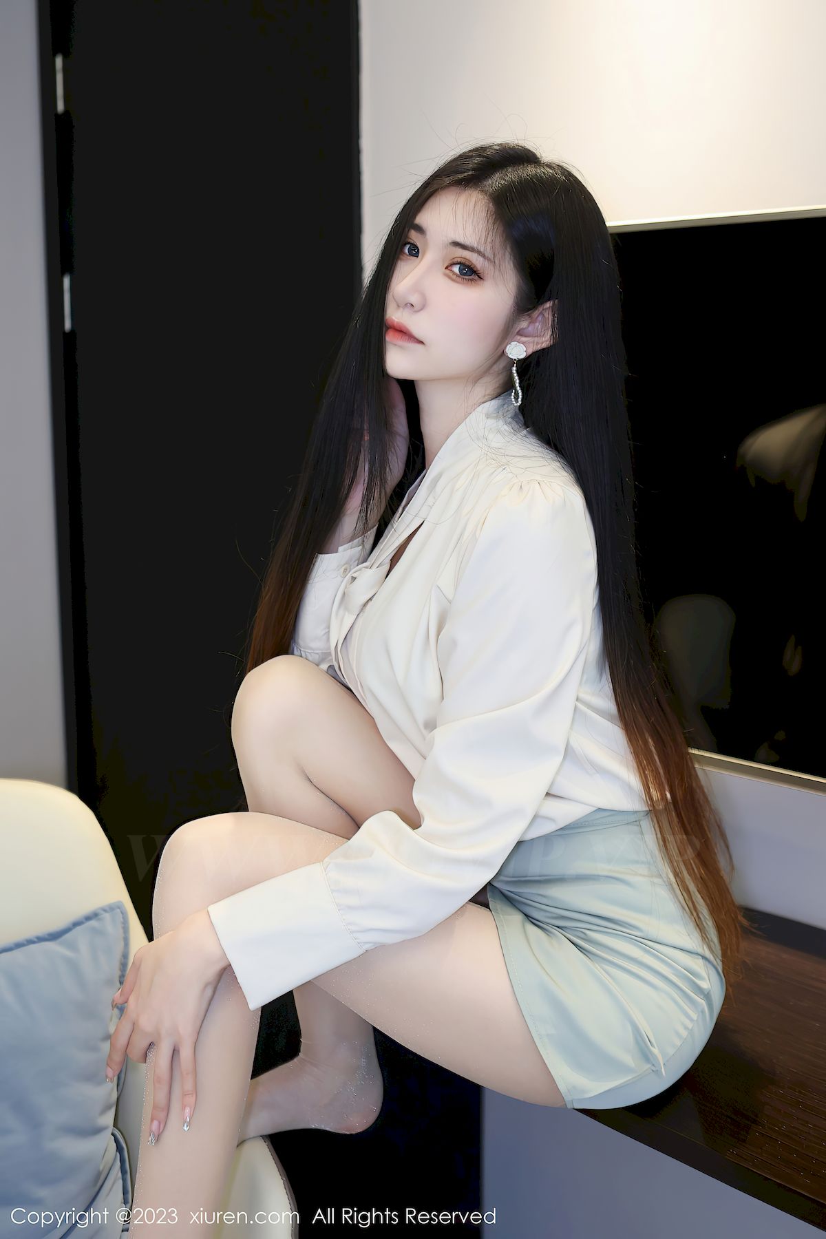 秀人网新人模特依娜Yina浅色上衣搭配灰绿色短裙性感写真