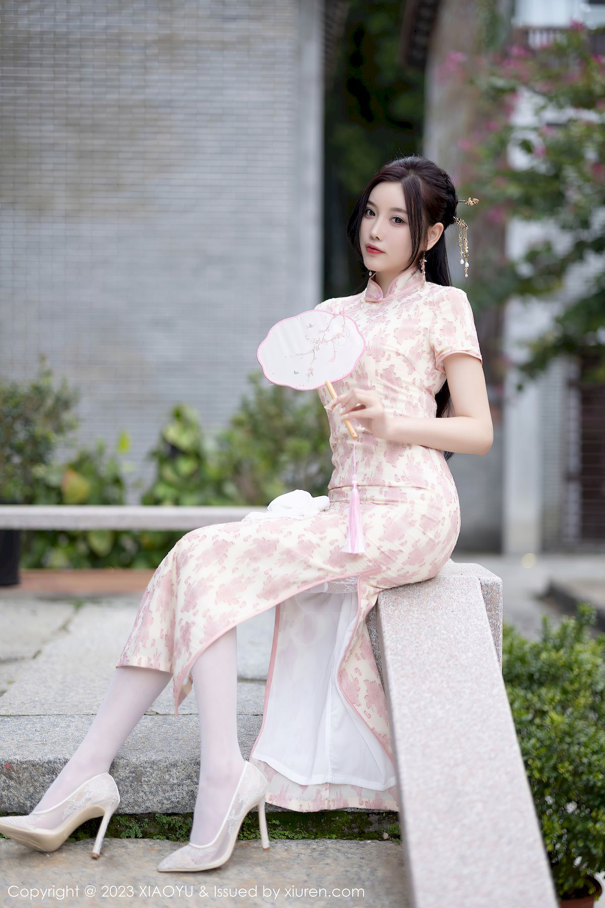 语画界性感女神杨晨晨Yome浅色旗袍服饰搭配白色丝袜写真