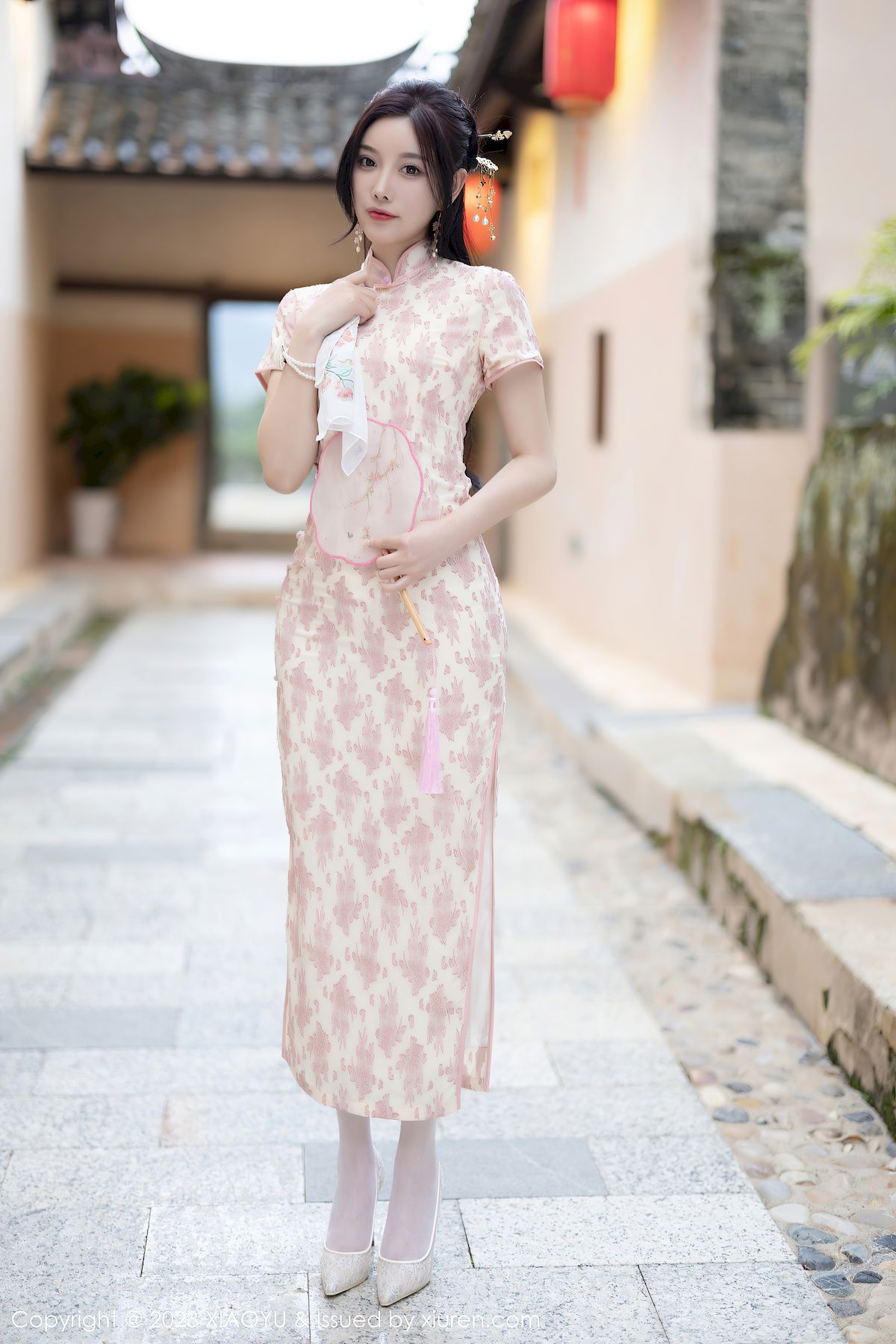 语画界性感女神杨晨晨Yome浅色旗袍服饰搭配白色丝袜写真