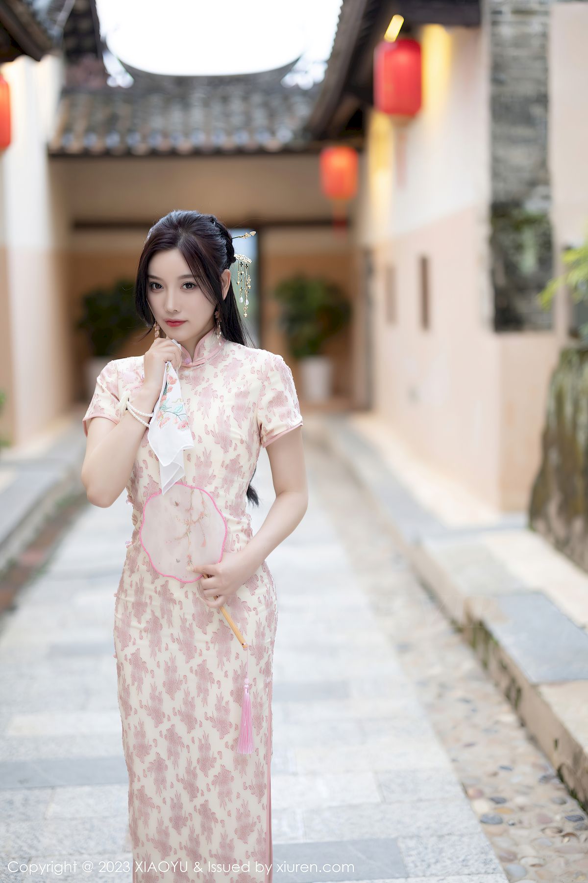 语画界性感女神杨晨晨Yome浅色旗袍服饰搭配白色丝袜写真