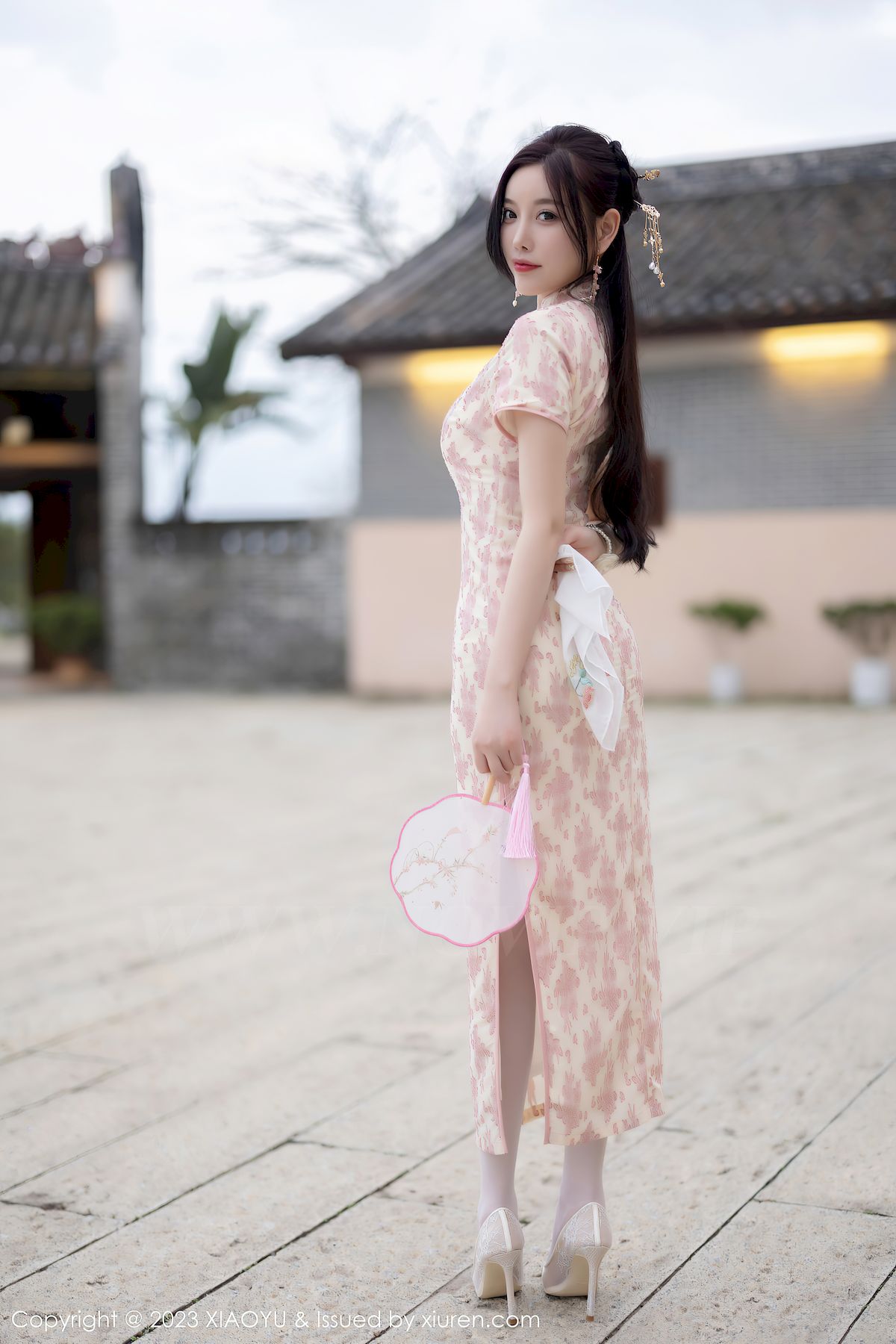 语画界性感女神杨晨晨Yome浅色旗袍服饰搭配白色丝袜写真