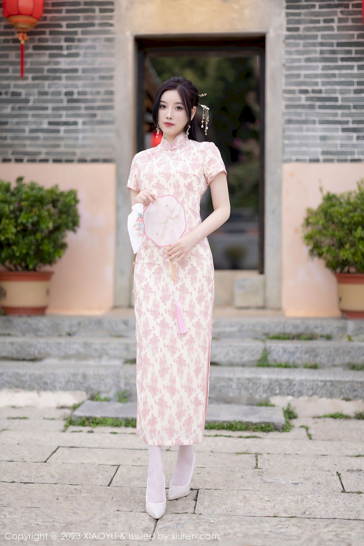 语画界性感女神杨晨晨Yome浅色旗袍服饰搭配白色丝袜写真