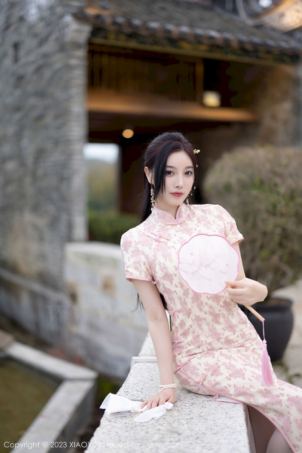 语画界性感女神杨晨晨Yome浅色旗袍服饰搭配白色丝袜写真