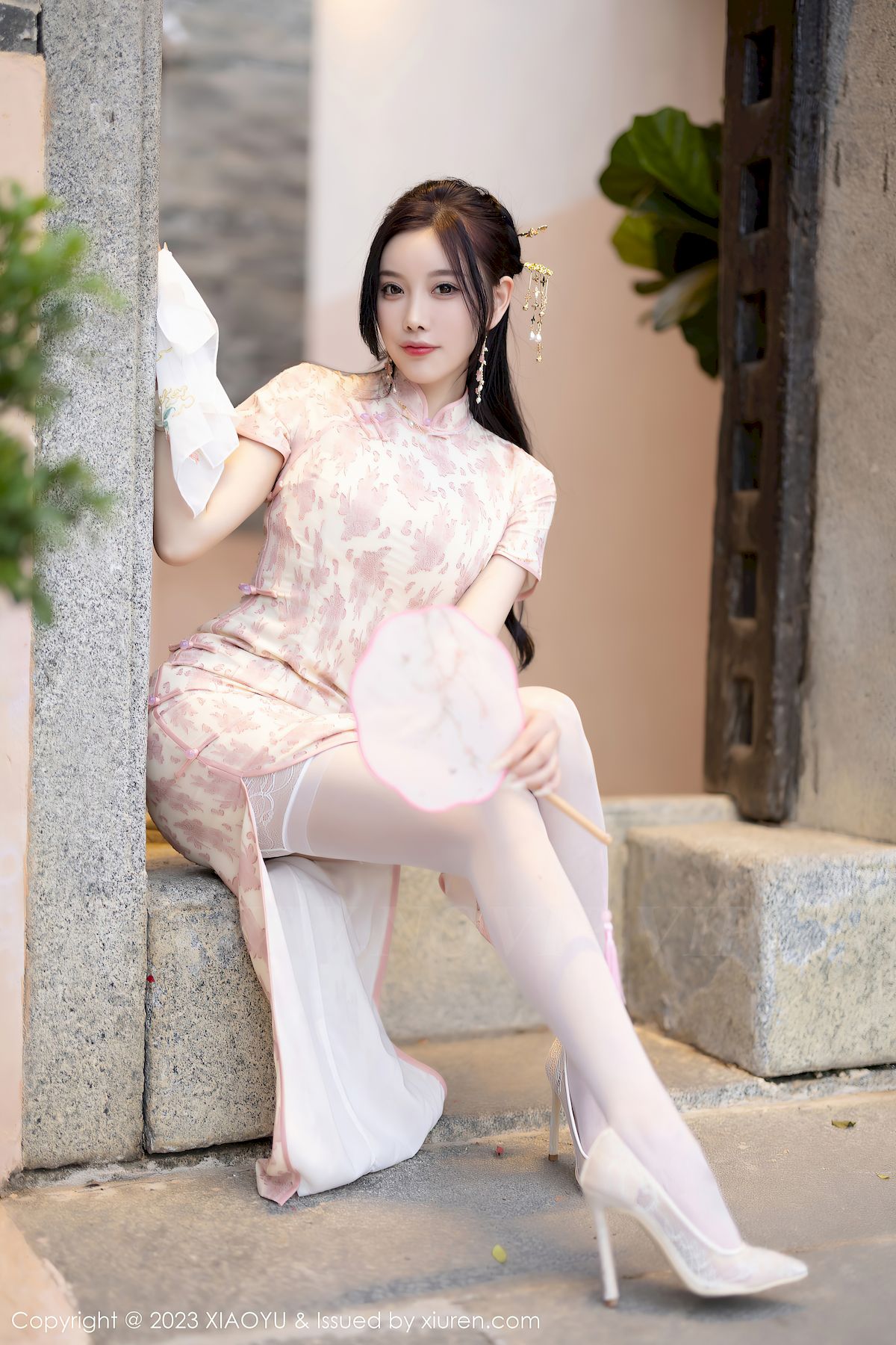 语画界性感女神杨晨晨Yome浅色旗袍服饰搭配白色丝袜写真