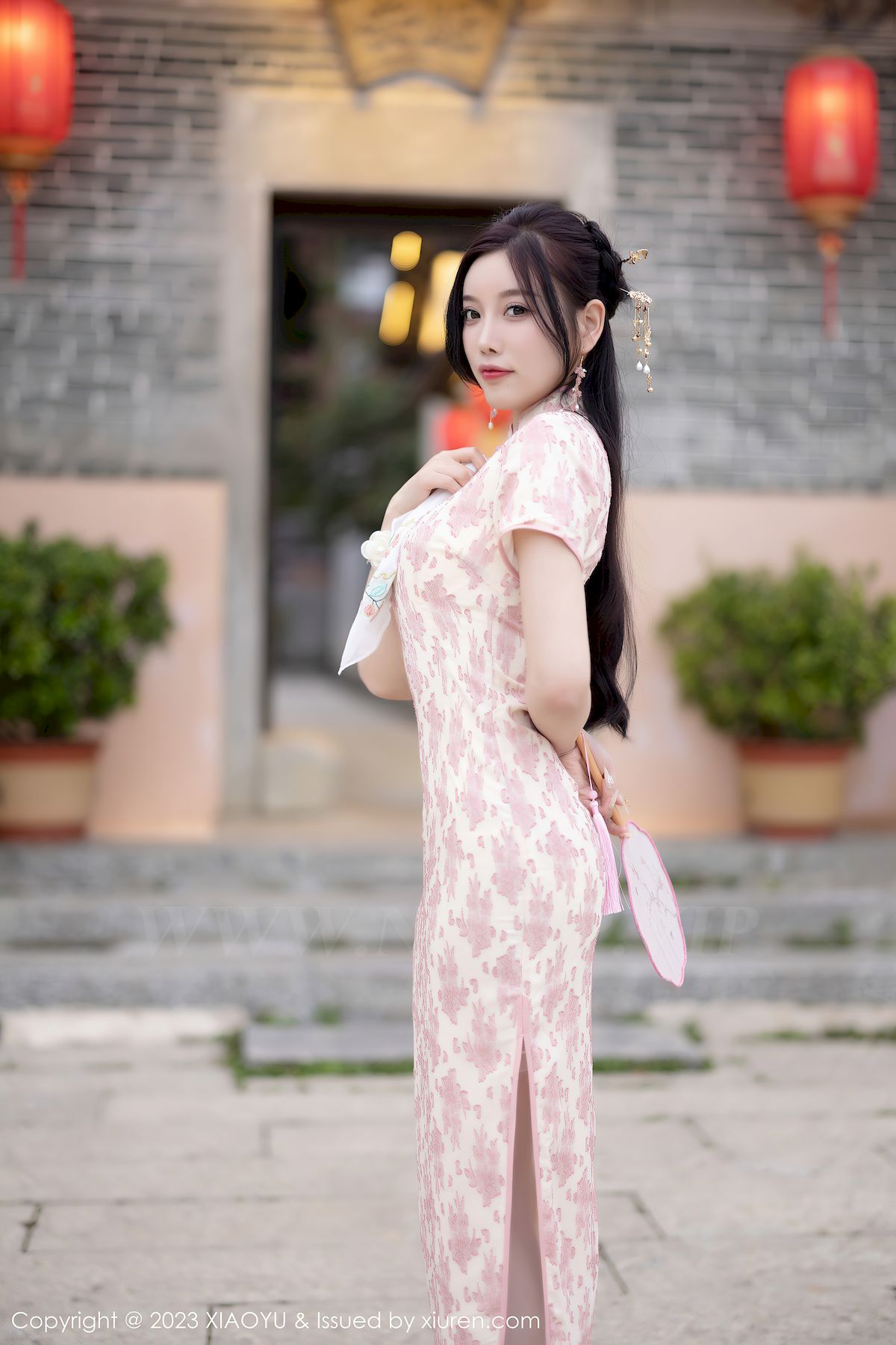 语画界性感女神杨晨晨Yome浅色旗袍服饰搭配白色丝袜写真